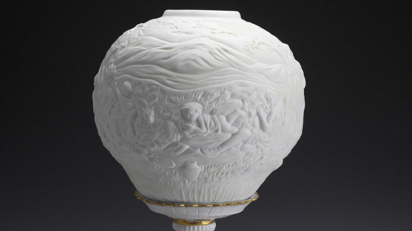 German Footed Porcelain Lamp, White Bisque Shade w/ Putti, Figures, 20th Century For Sale 5