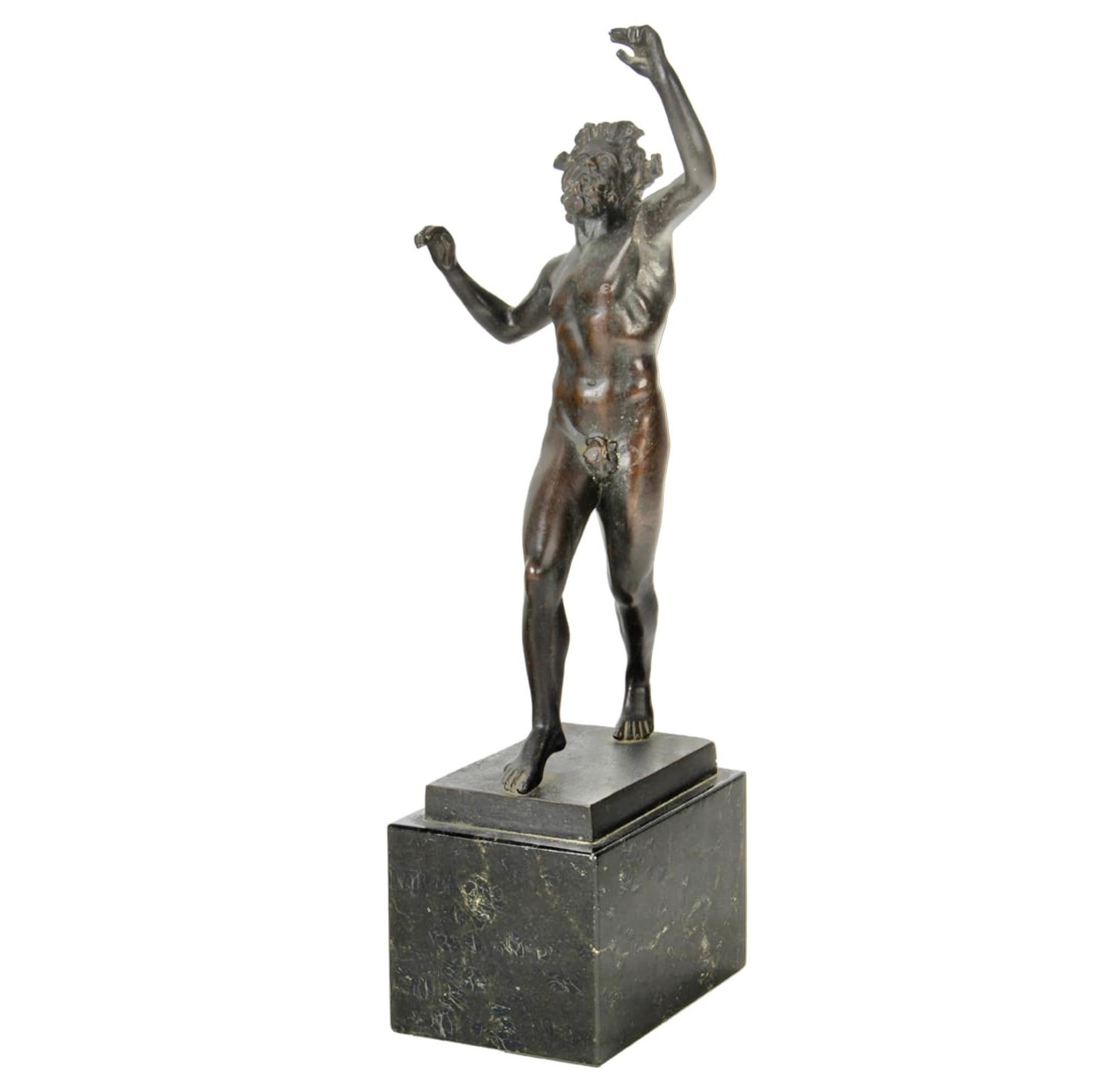 Eine schöne  und gut gegossenes Exemplar des pompejanischen tanzenden Fauns. Diese Grand Tour Bronze steht ca. 12 Zoll hoch auf seinem Marmorsockel und ist etwa die Hälfte der Größe des Originals ausgegraben in Pompeji. Schöne Patina. Sie ist mit
