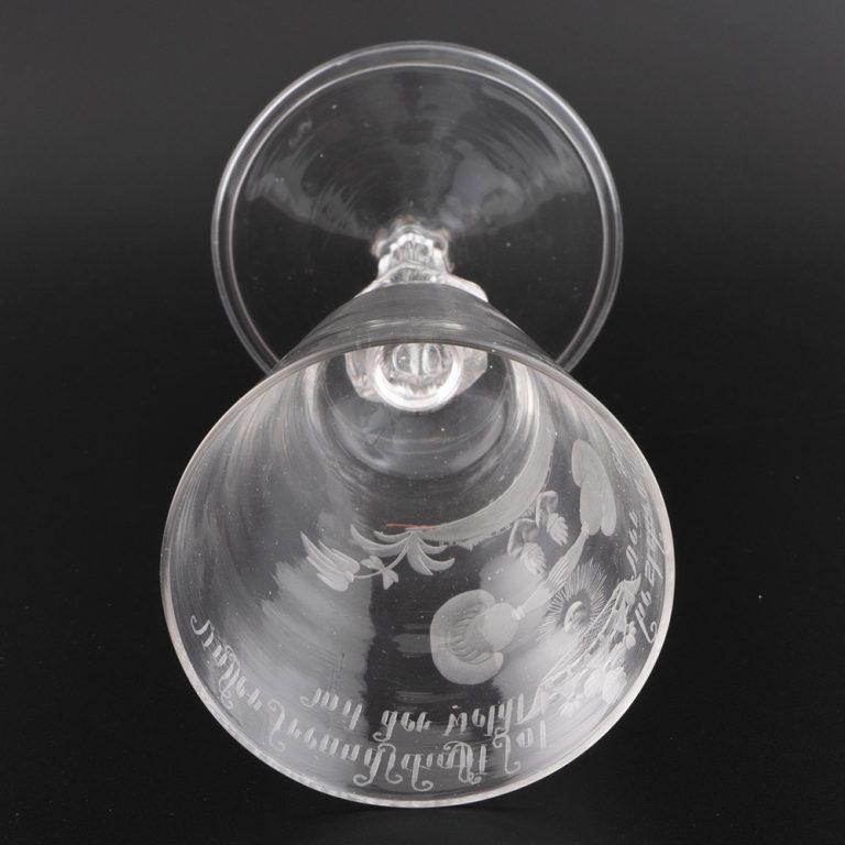 Bicchiere dell'amicizia tedesco con stelo a piedistallo c1740 in vendita 4