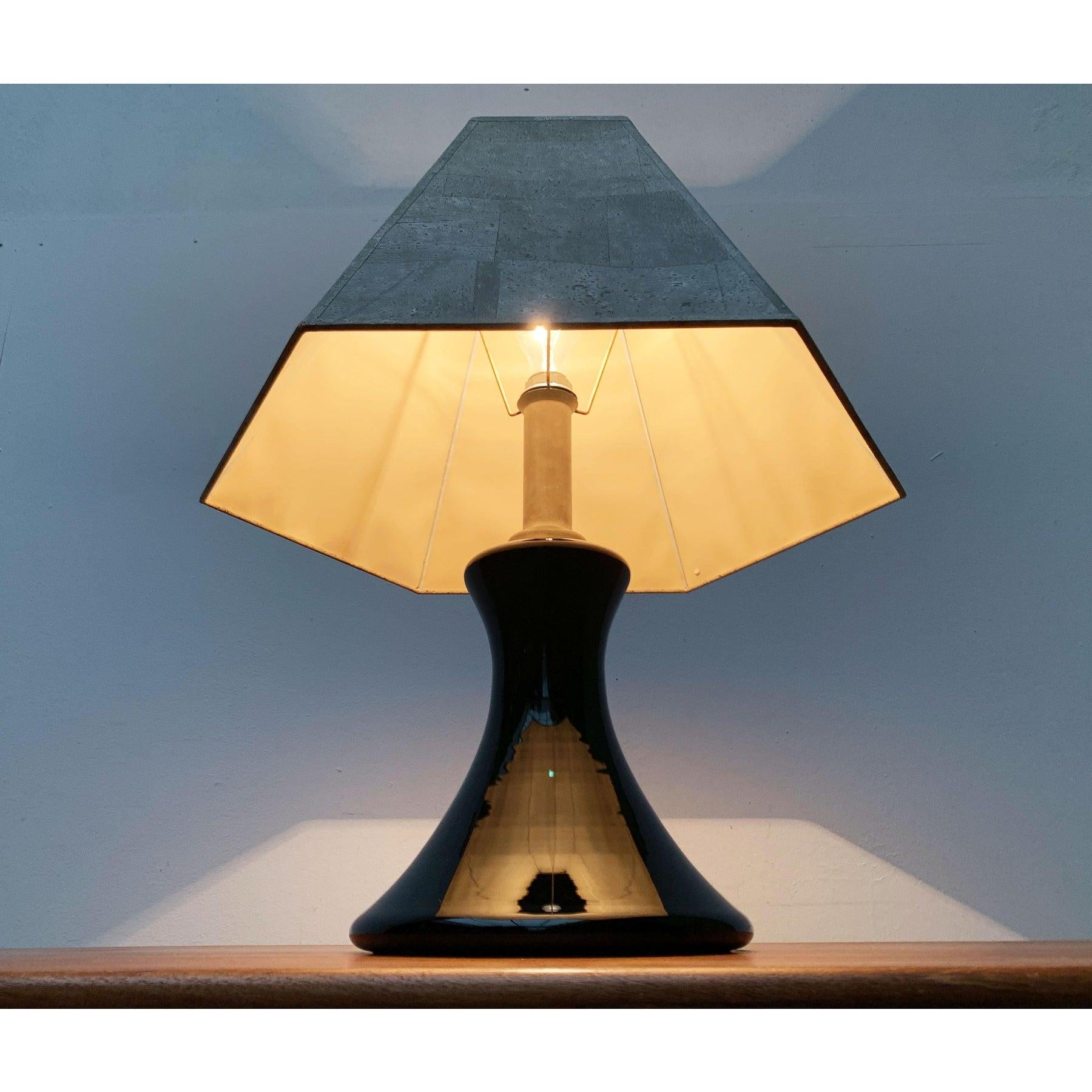 Sehr seltene Tisch- oder Stehleuchte des bekannten Lichtdesigners Ingo Maurer aus den späten 1960er Jahren.

Ein klassisches Design von beeindruckender Größe. Auffällig ist die eckige Form des Schirms, die der Leuchte ein sachliches Aussehen