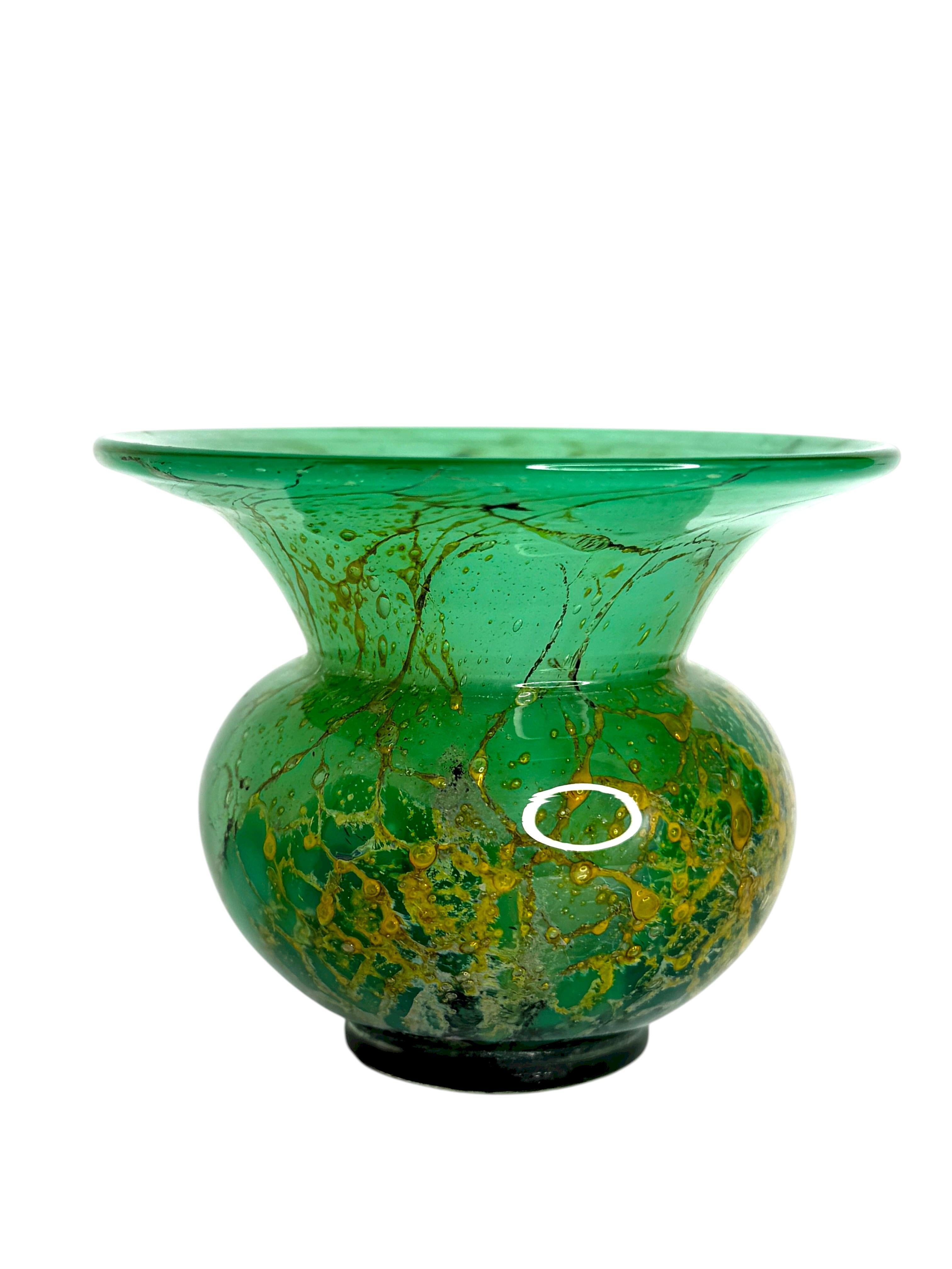 Mid-Century moderno Vaso in vetro tedesco di Karl Wiedmann per WMF Ikora, anni '30 Bauhaus Art Deco in vendita