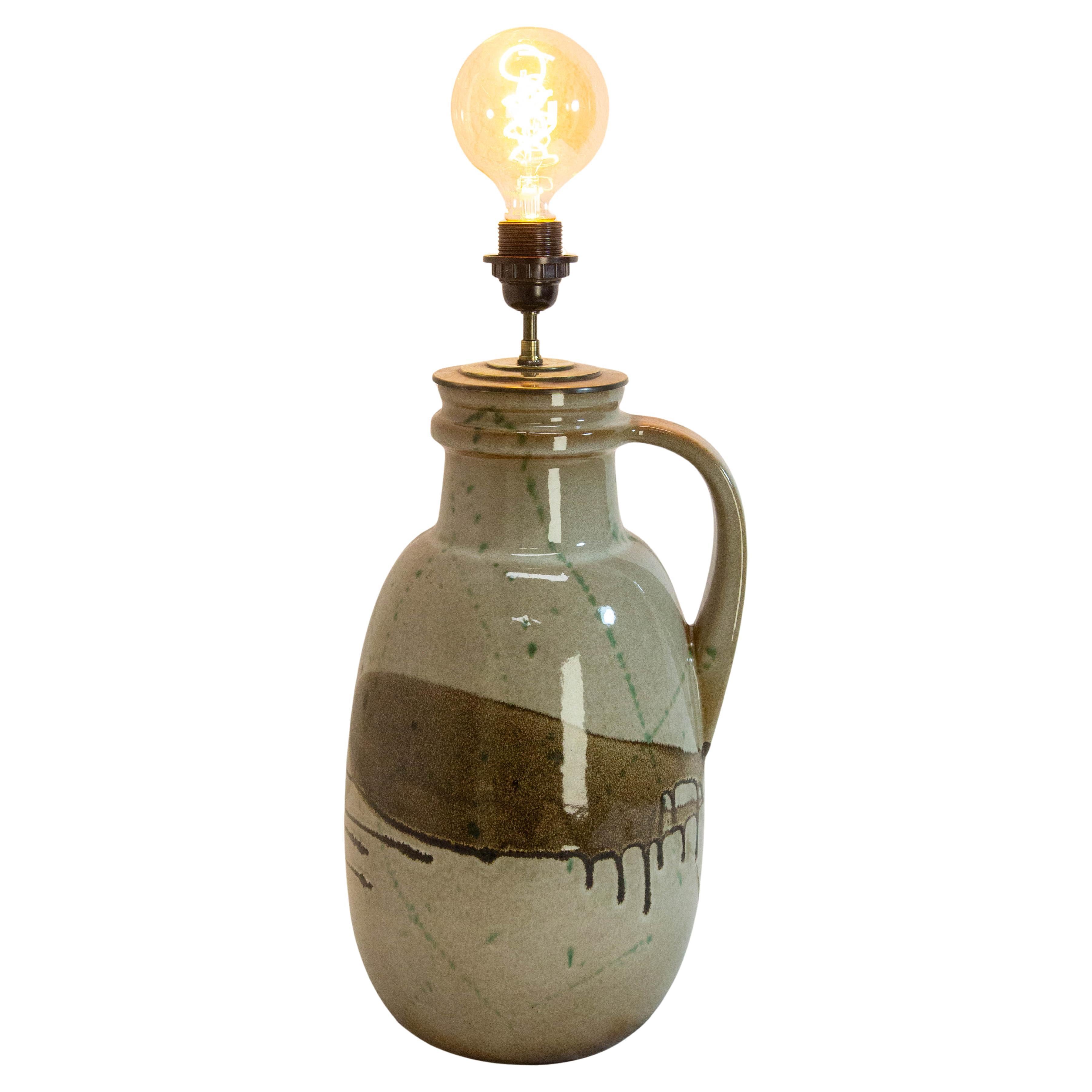 German Glazed Terracotta 
Brass Table Lamp with Handle circa 1970 en venta