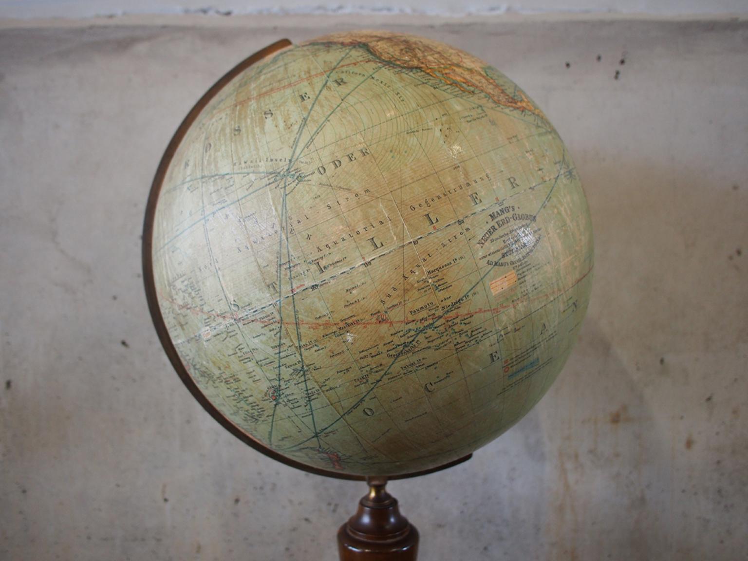 Un beau et vieux globe terrestre avec une boussole. Une pièce particulièrement belle avec un pied droit et une base en bois avec une boussole intégrée.

