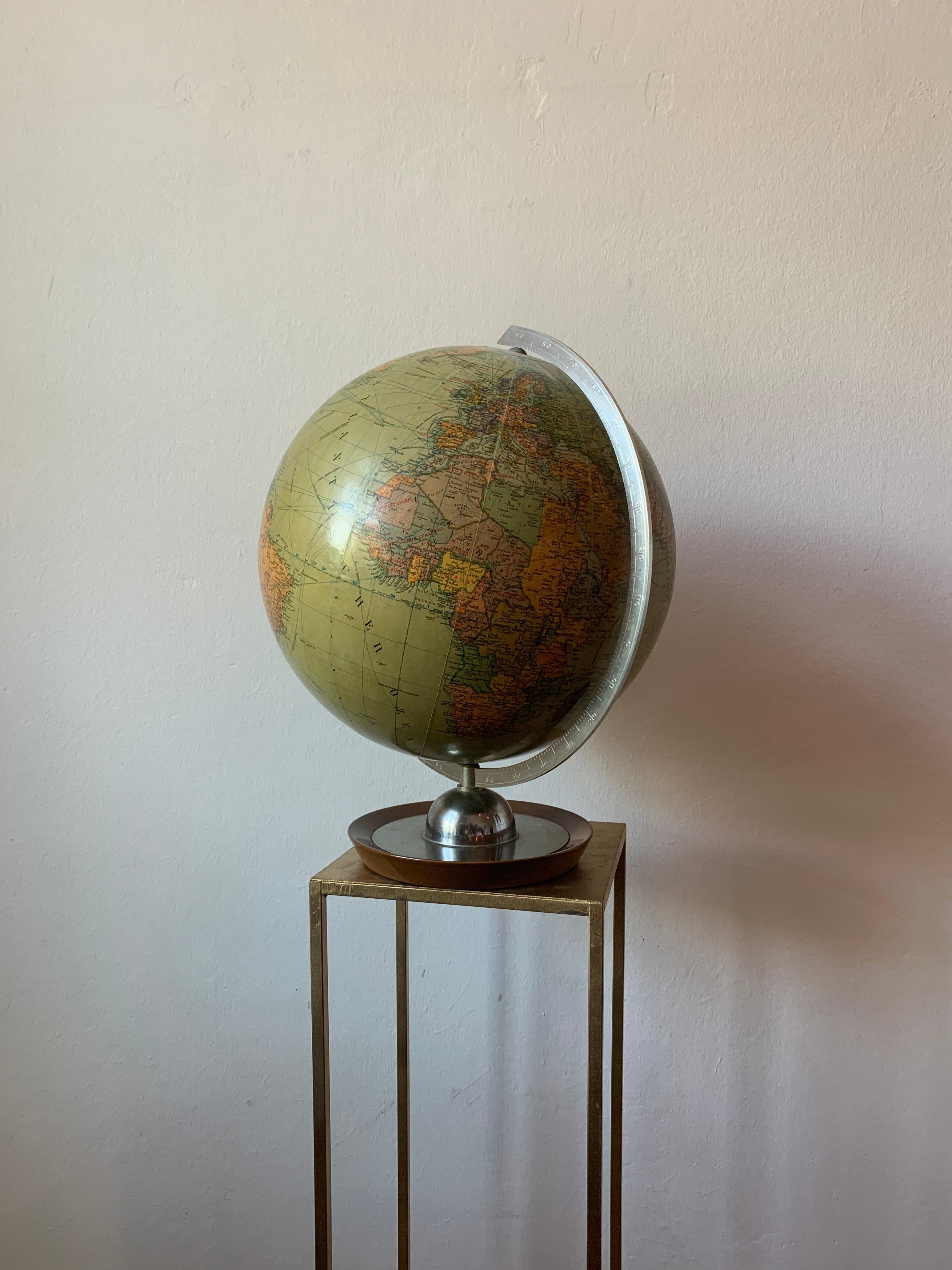 A simple and beautiful globe in a beautiful green color with countries showing a pre-war map of Germany.
Printed by JRO Globus printer based in Munich.
Slight scratches at bottom.