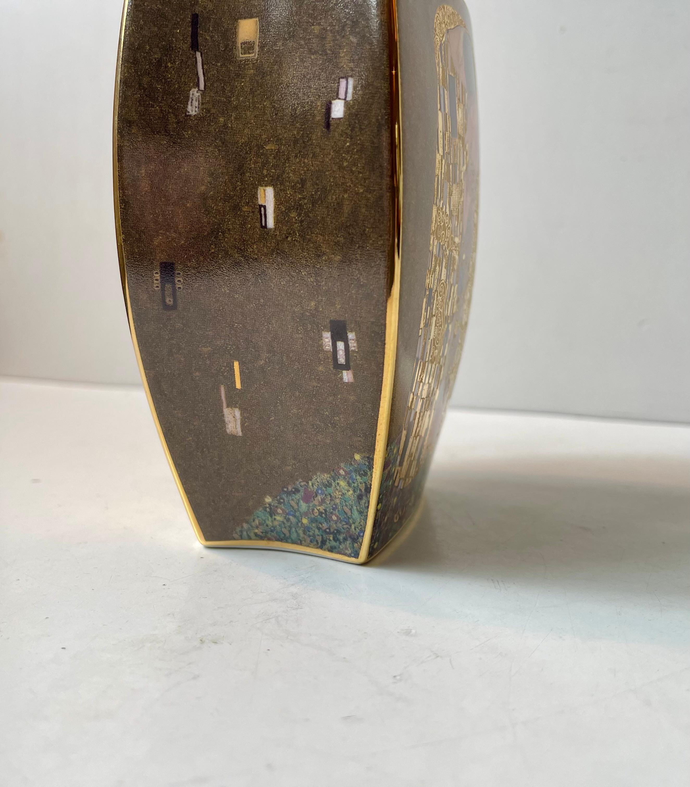 XX secolo Vaso di porcellana tedesco Artis Orbis di Goebel - Gustav Klimt 'Il bacio' in vendita