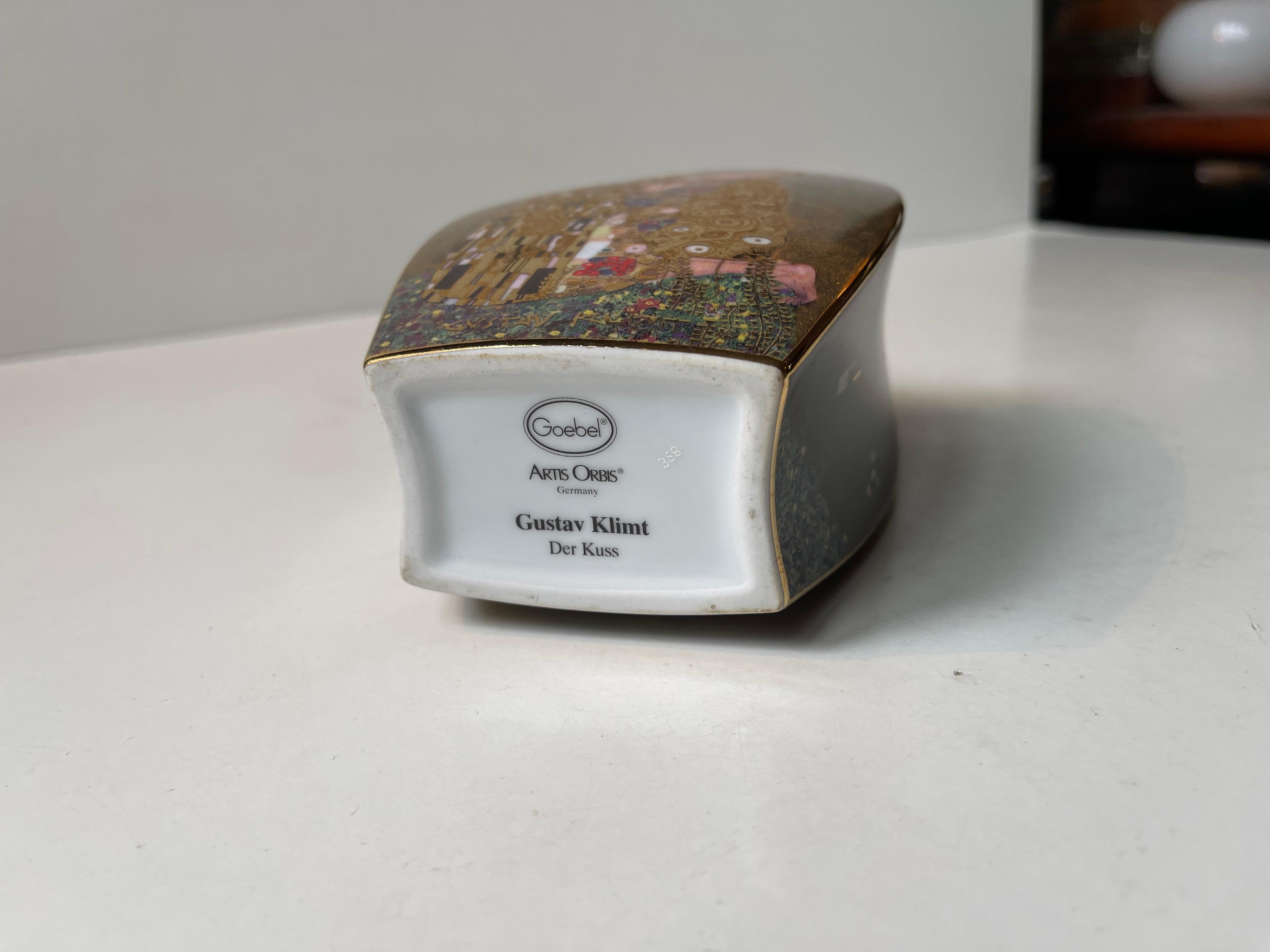 Vaso di porcellana tedesco Artis Orbis di Goebel - Gustav Klimt 'Il bacio' in vendita 1