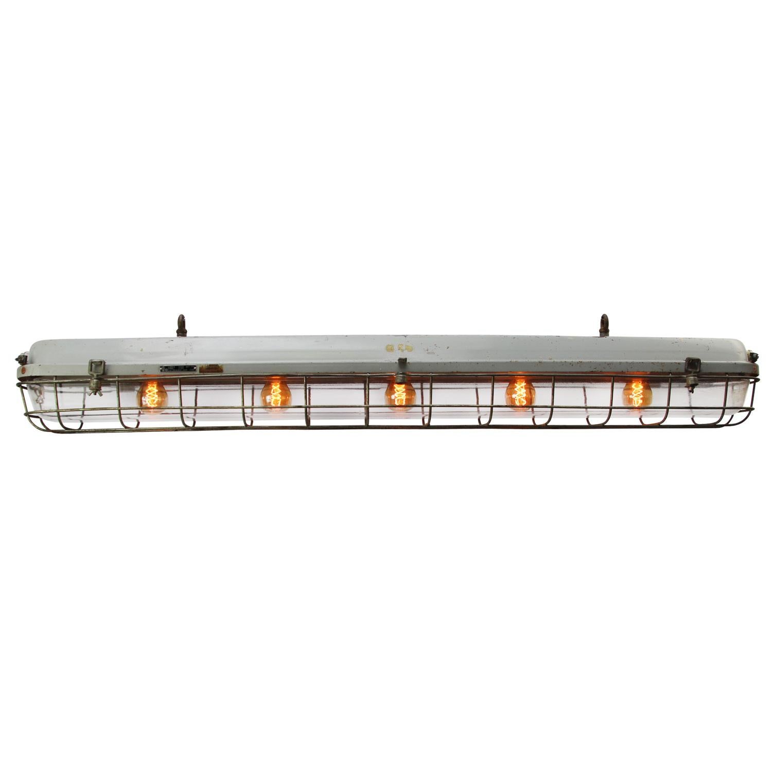 Industrial metal light. Clear plastic cover

Suitable for 5-light bulbs E27/ E26

Weight: 10.50 kg / 23.1 lb

Priced per individual item. All lamps have been made suitable by international standards for incandescent light bulbs,