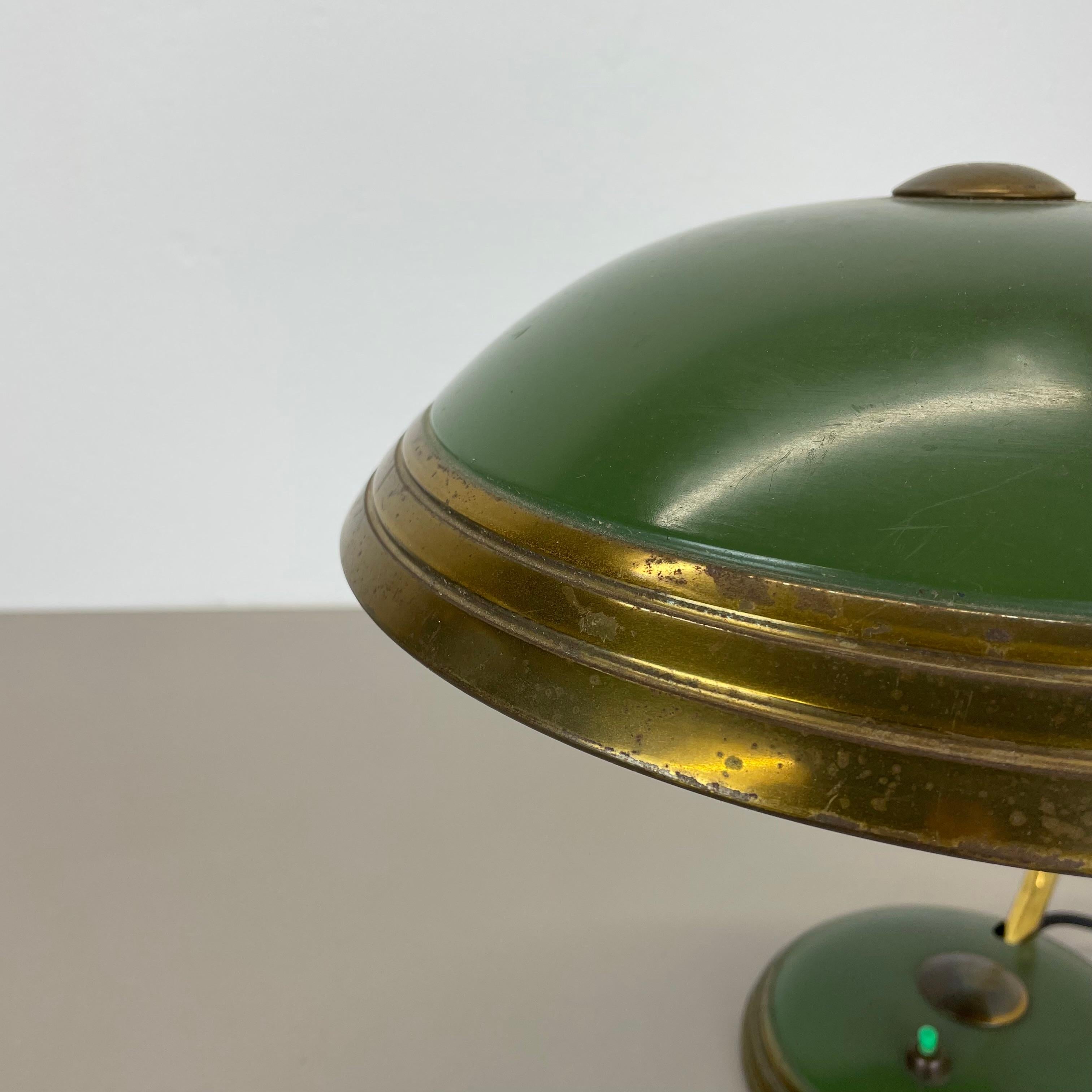Allemand Lampe de table Bauhaus verte en laiton et métal par HELO LIGHTS, Allemagne, années 1950 en vente