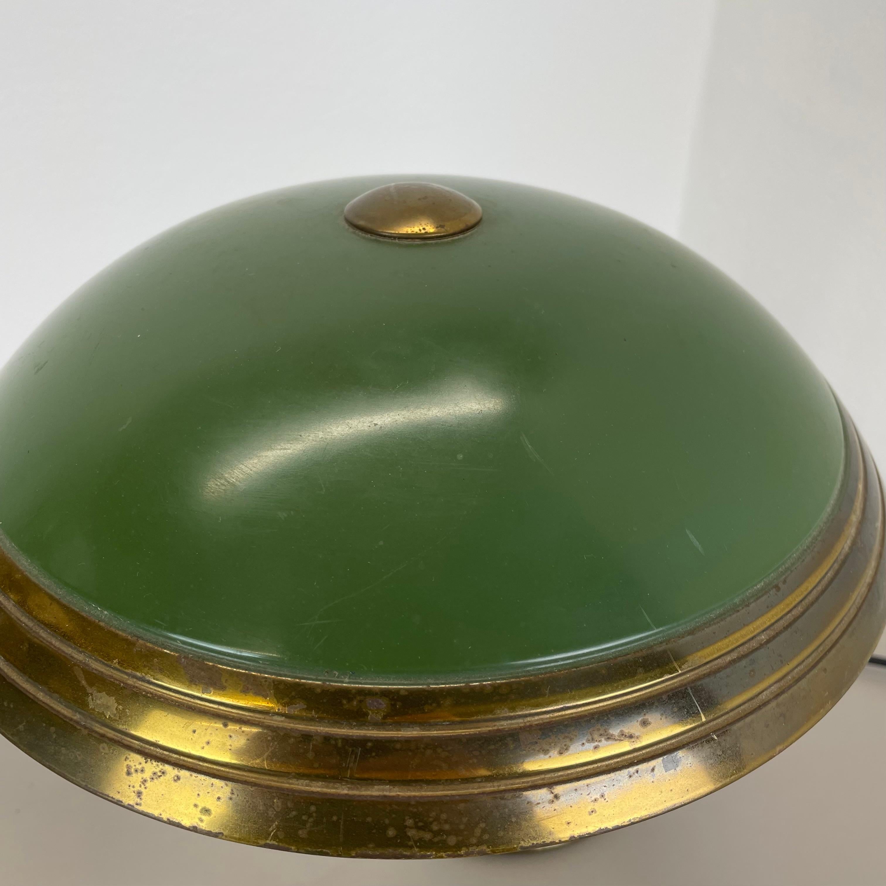 Lampe de table Bauhaus verte en laiton et métal par HELO LIGHTS, Allemagne, années 1950 Bon état - En vente à Kirchlengern, DE