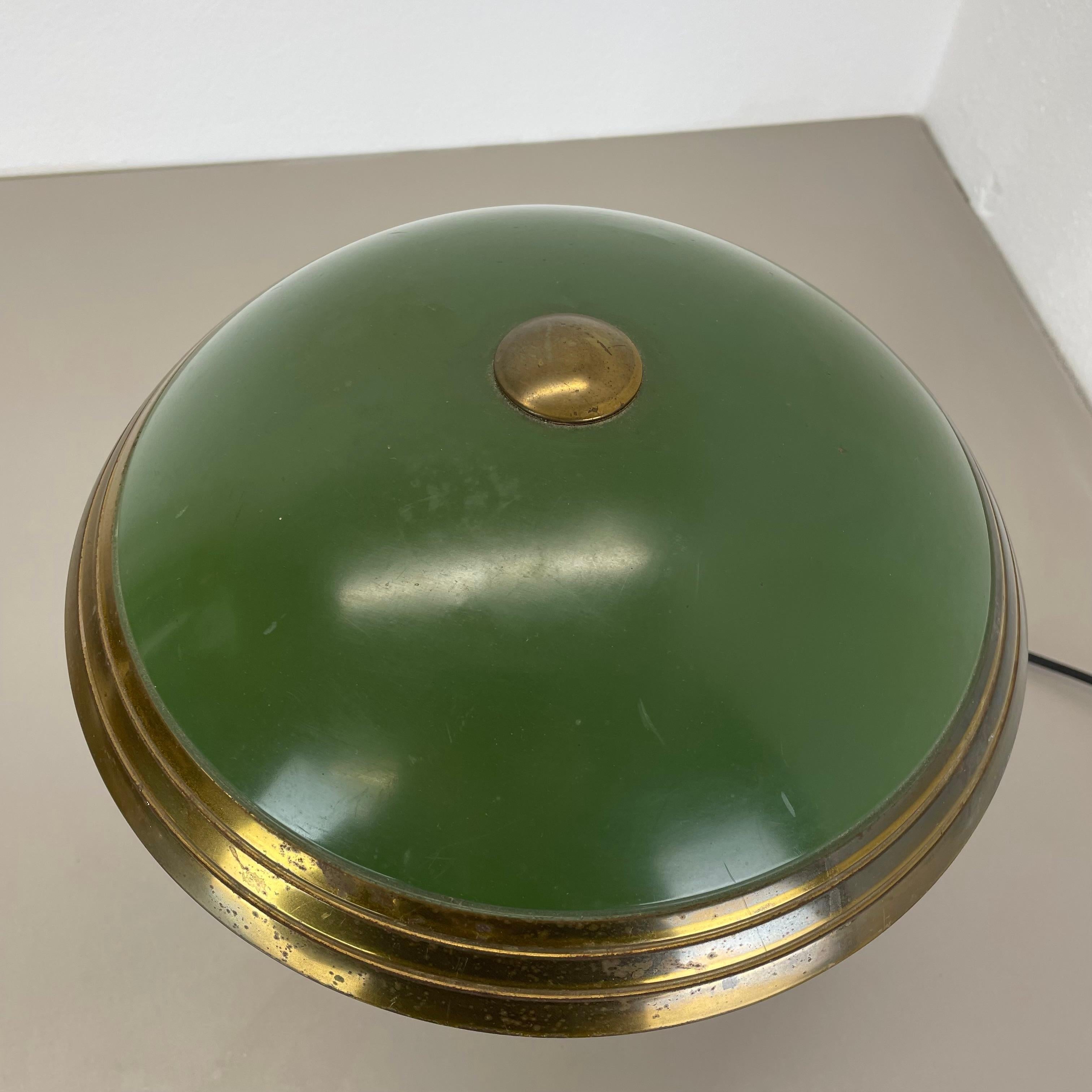 20ième siècle Lampe de table Bauhaus verte en laiton et métal par HELO LIGHTS, Allemagne, années 1950 en vente