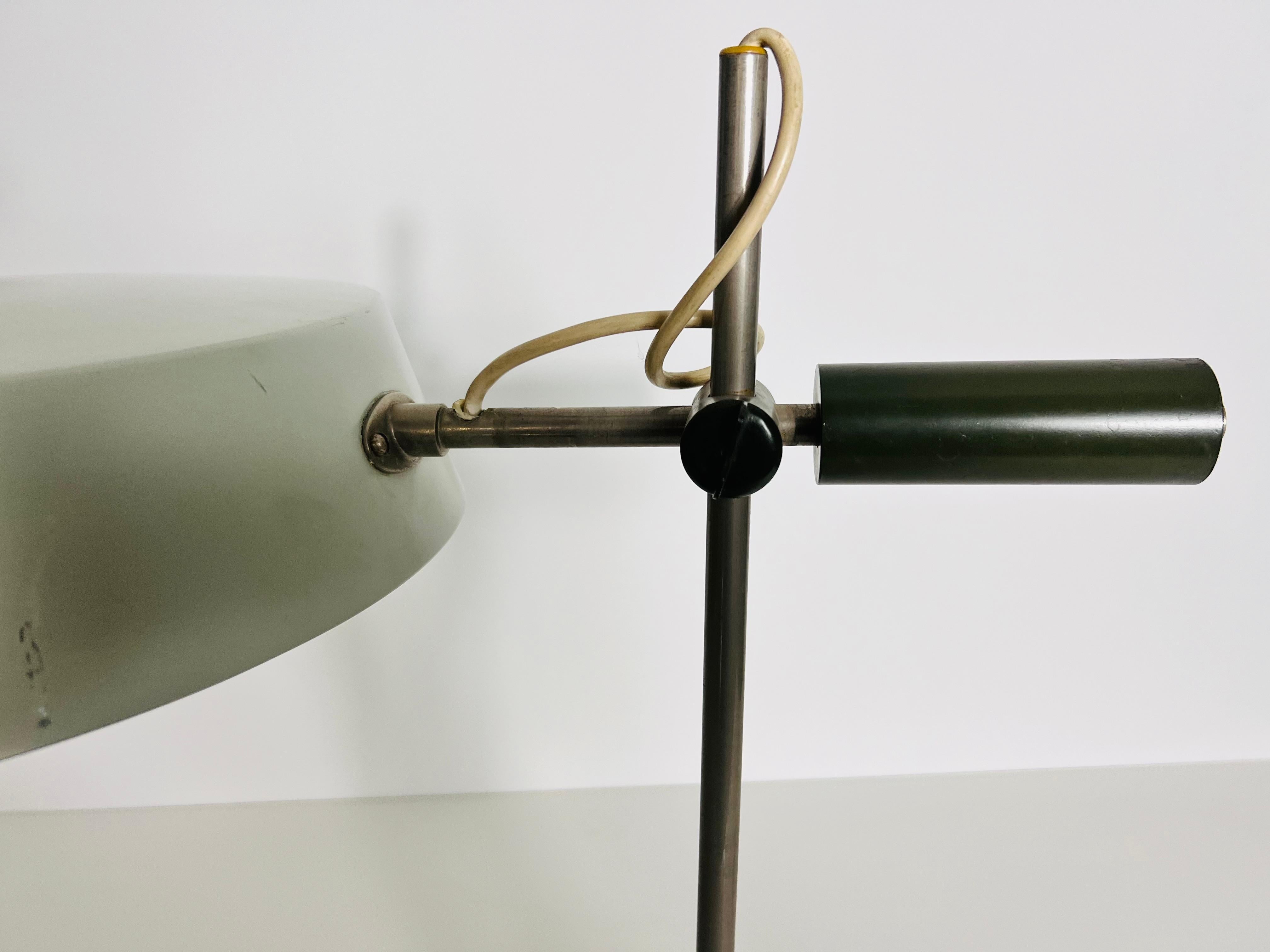 Lámpara de mesa alemana de metal verde , años 60 en venta 4
