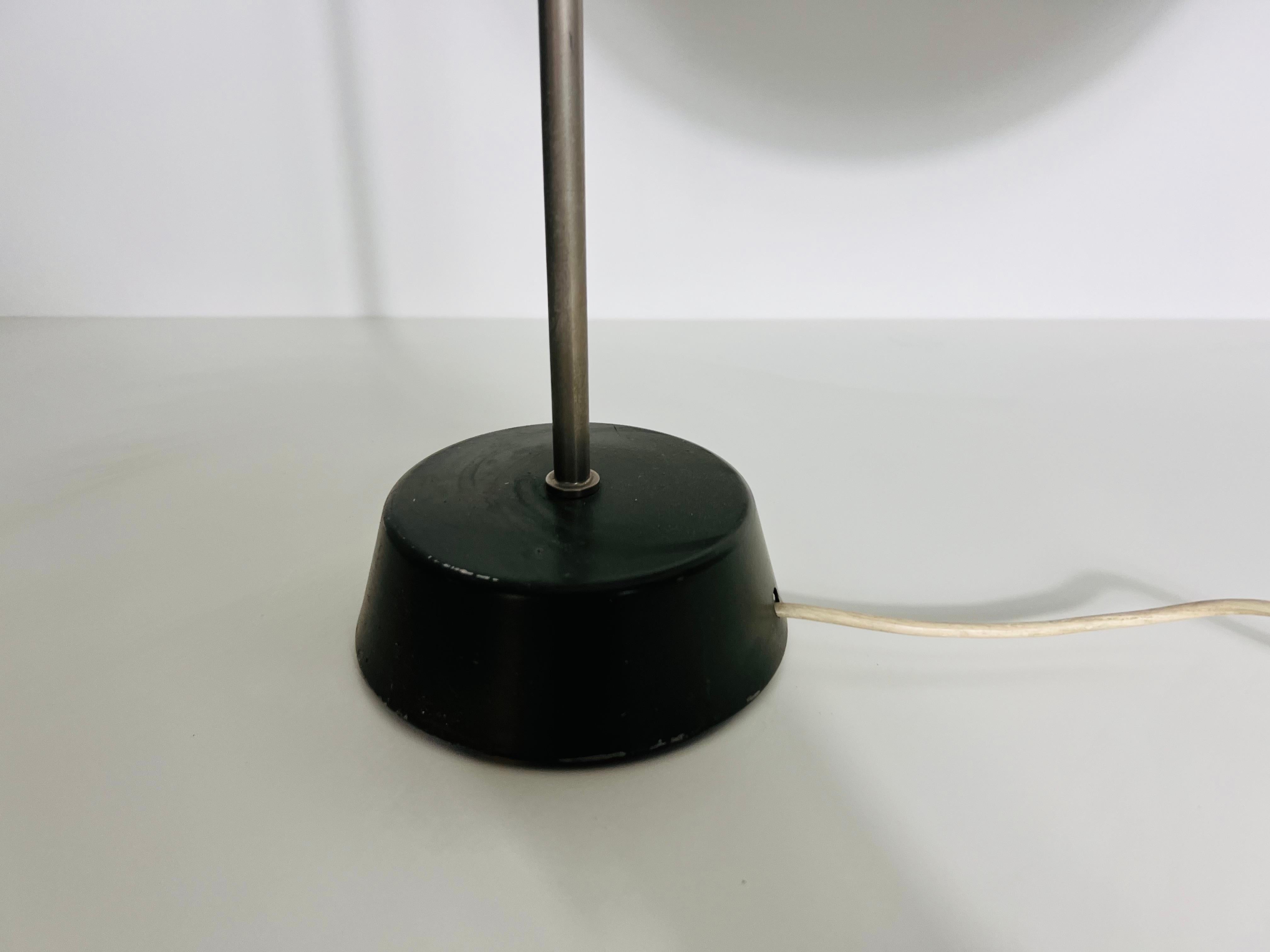 Lámpara de mesa alemana de metal verde , años 60 en venta 5