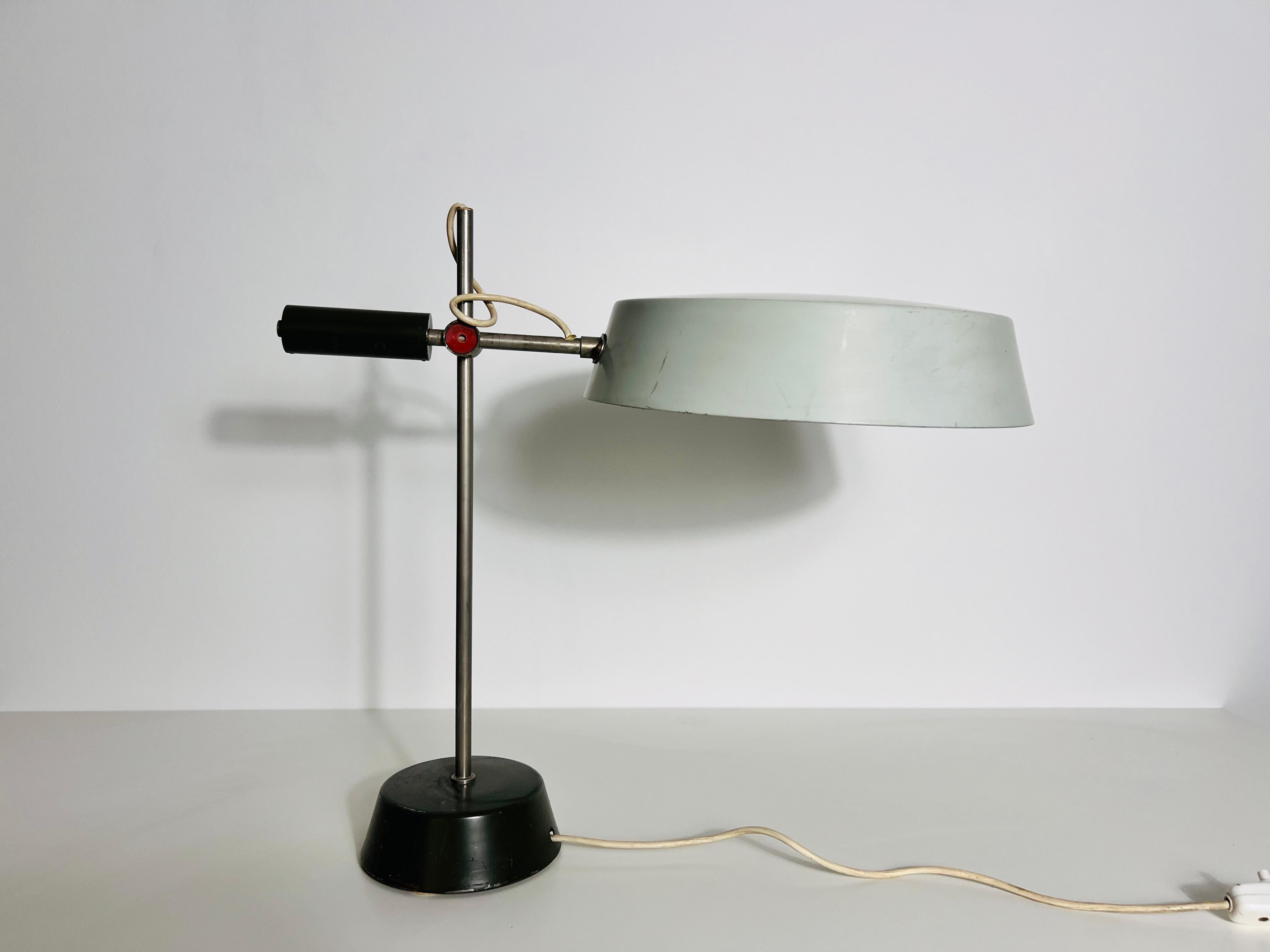 Lámpara de mesa alemana de metal verde , años 60 Moderno de mediados de siglo en venta