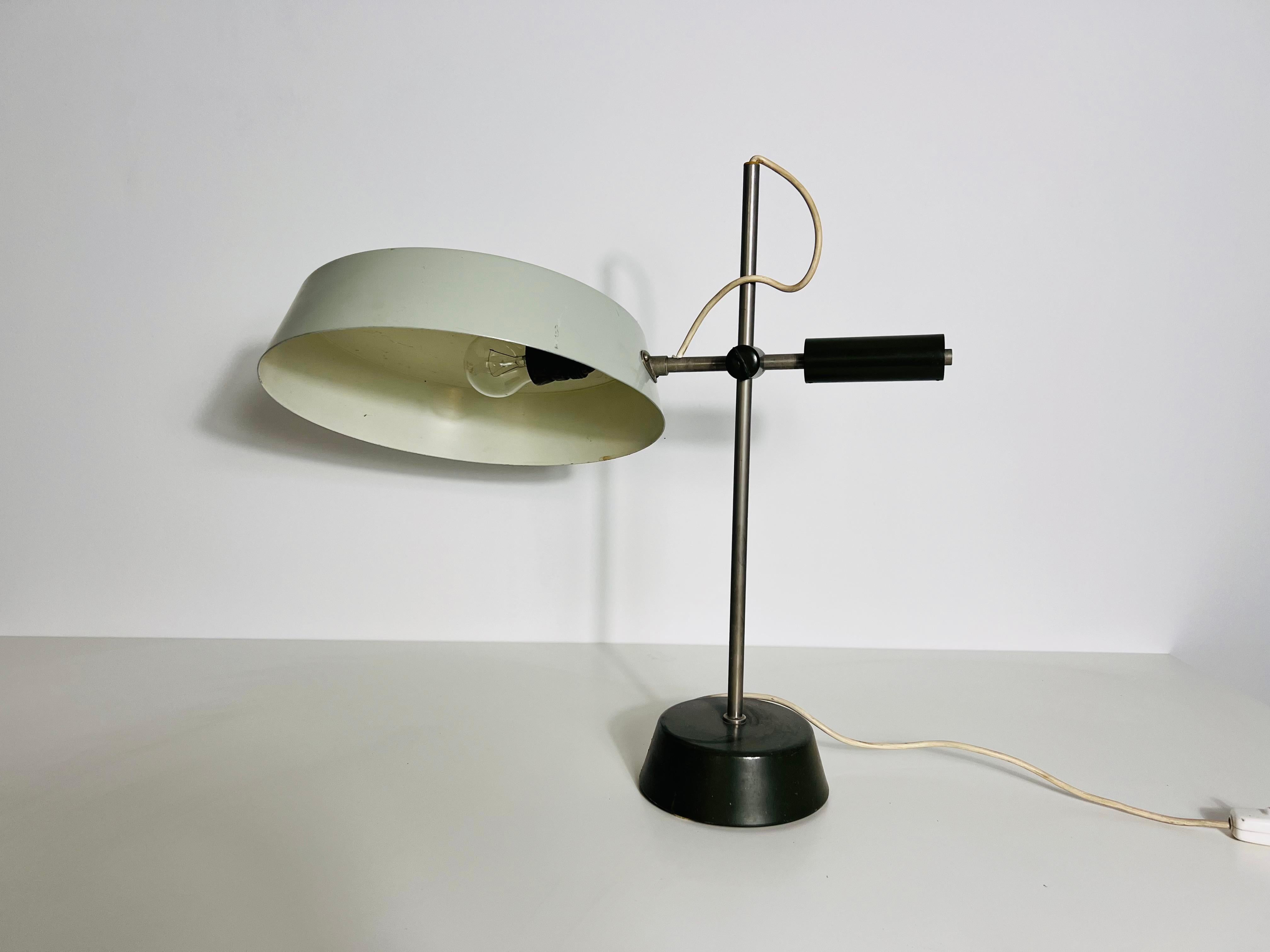 Lámpara de mesa alemana de metal verde , años 60 en Bueno estado para la venta en Hagenbach, DE