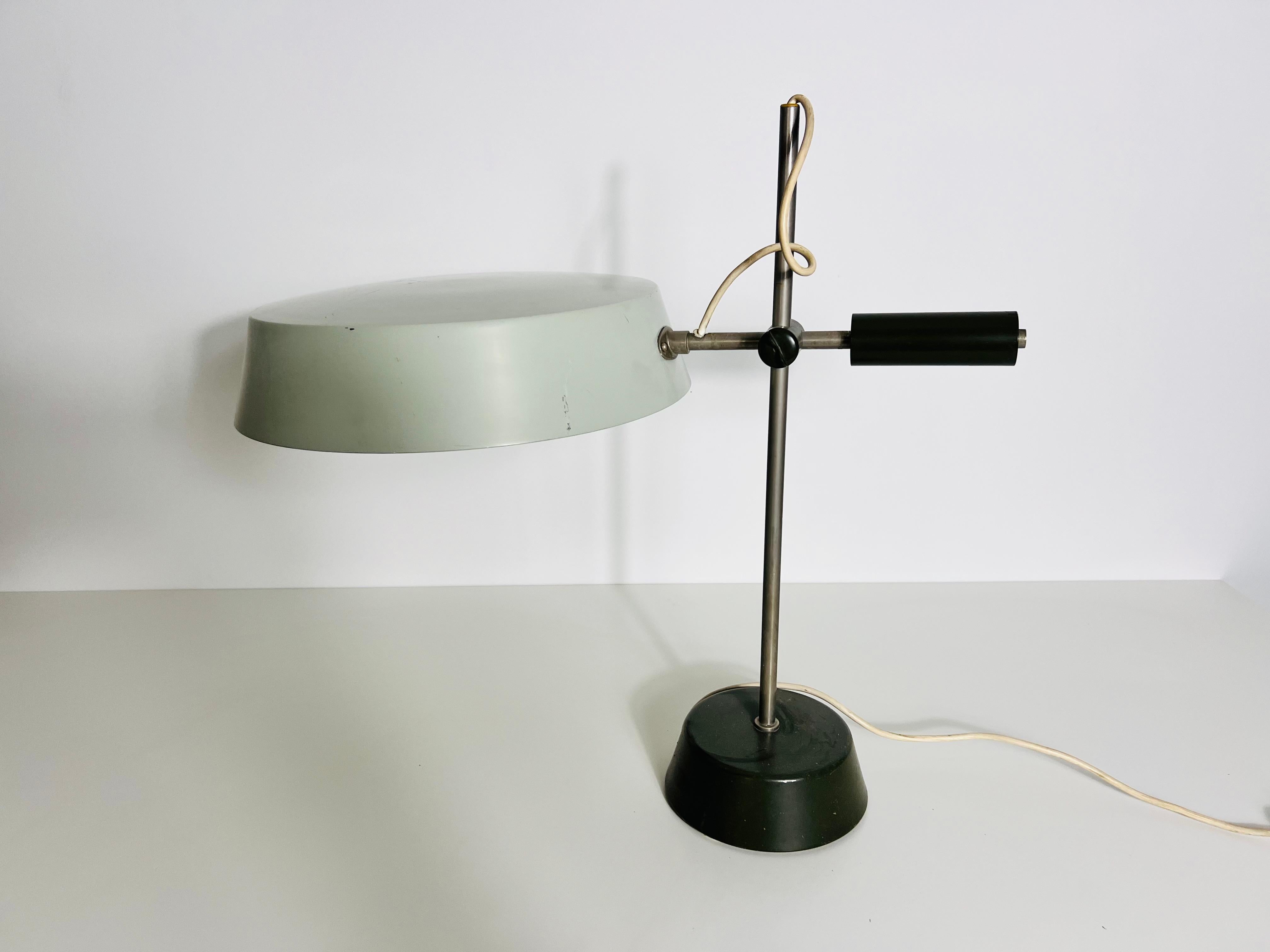 Lámpara de mesa alemana de metal verde , años 60 en venta 1