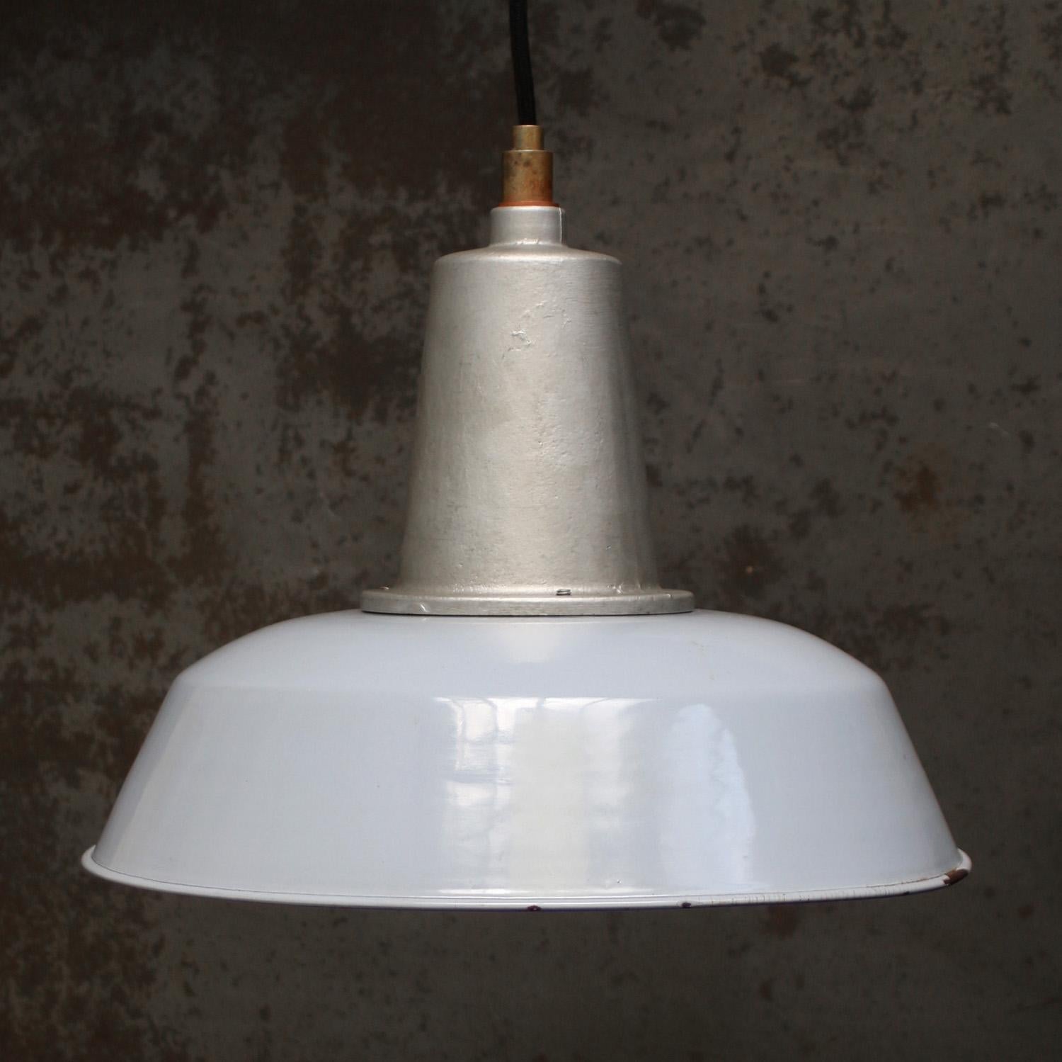 Ciondolo industriale vintage tedesco di Arma
smalto grigio, interni bianchi e top in alluminio

Peso: 1,90 kg / 4,2 lb

Prezzo per singolo articolo. Tutte le lampade sono state rese idonee dagli standard internazionali per le lampadine a