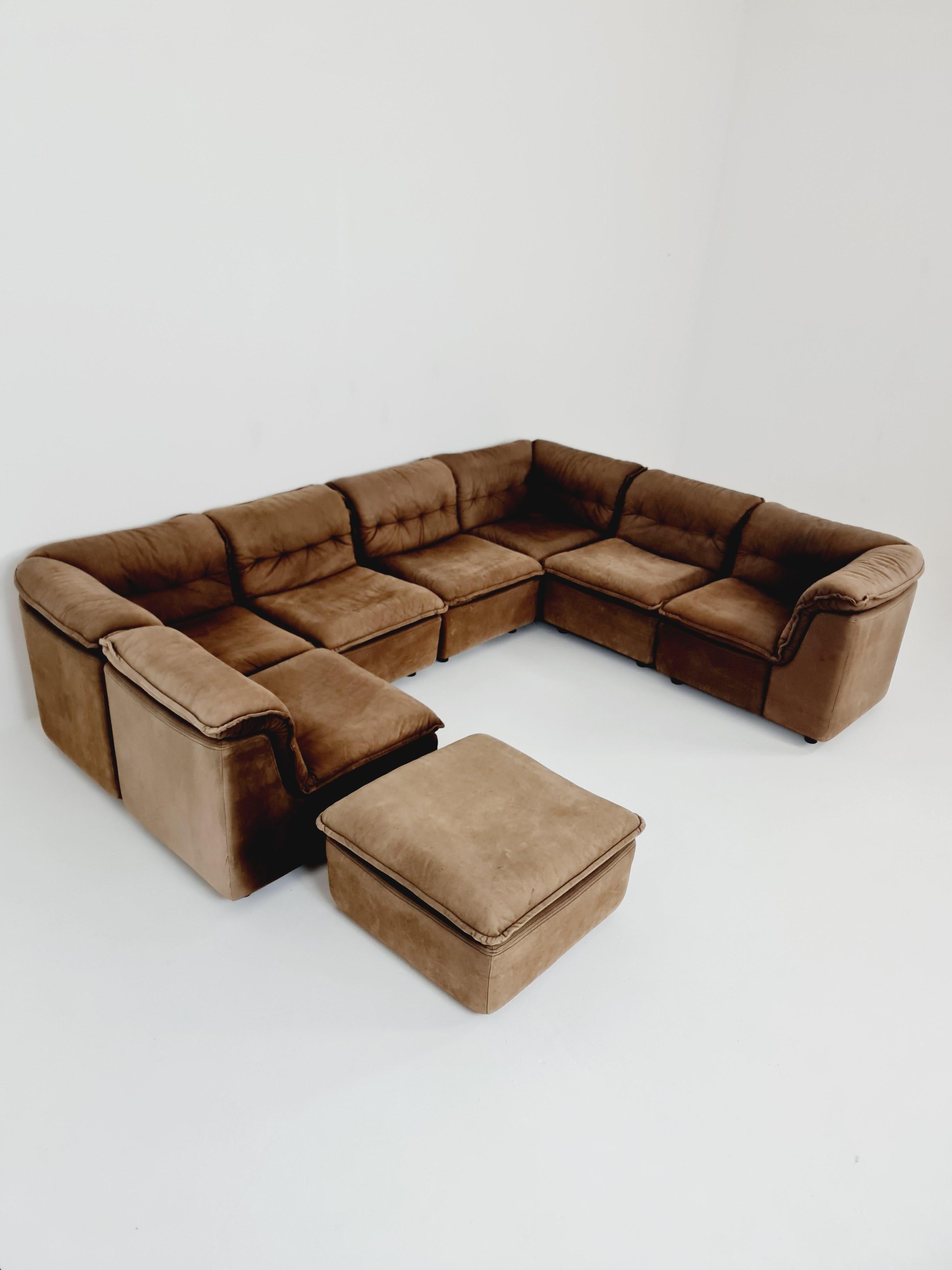 German Groovy space age 8 peices modular sofa/couch in brown Leather, 1970s

Made in Germany in the late 60s, 70s

The couch is is perfect vintage condition. No damages however, as with all vintage items some minor wear marks should be