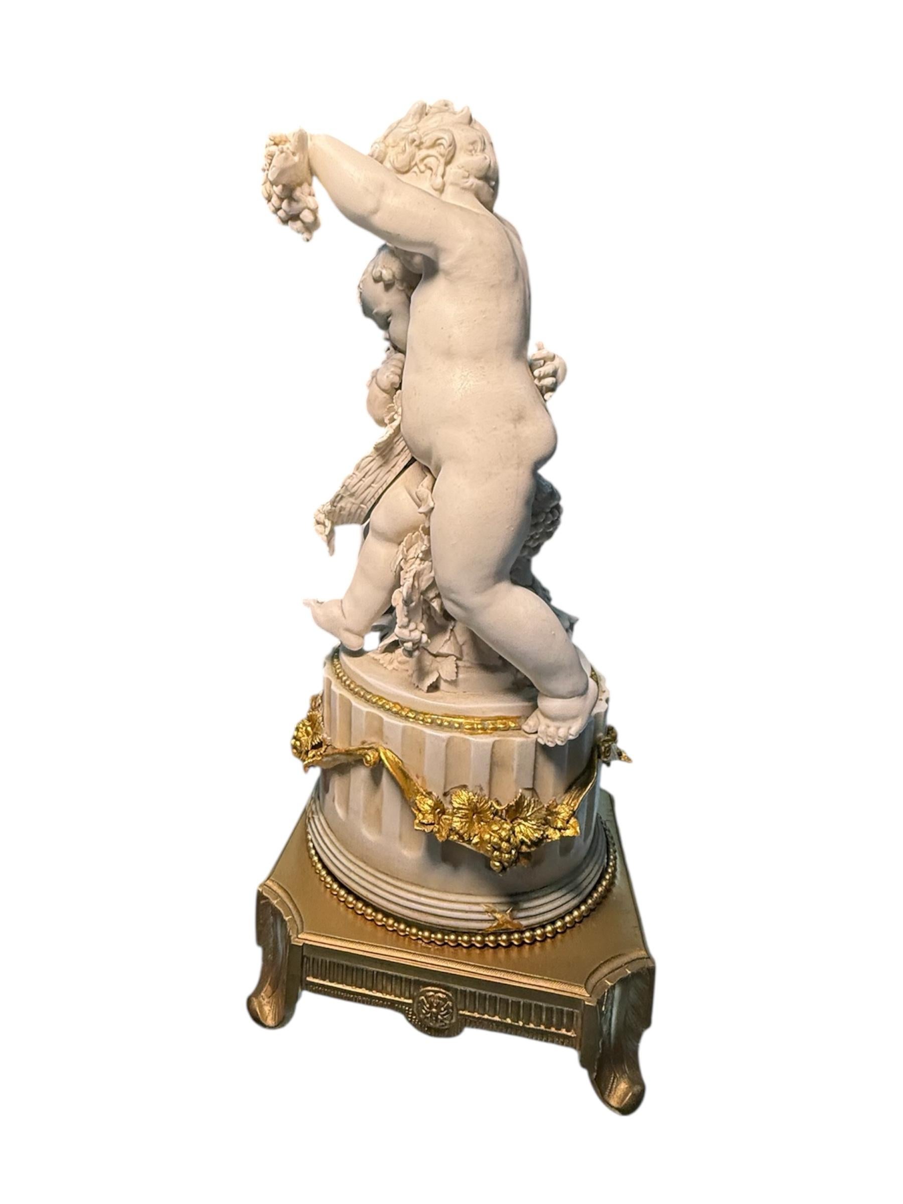 Si tratta di una scultura di gruppo in porcellana tedesca raffigurante una coppia di cherubini vendemmiatori o putti. Raffigura una porcellana bianca di bisquit di due putti semi-nudi - uno in piedi e l'altro seduto e mezzo sdraiato nell'altro - che