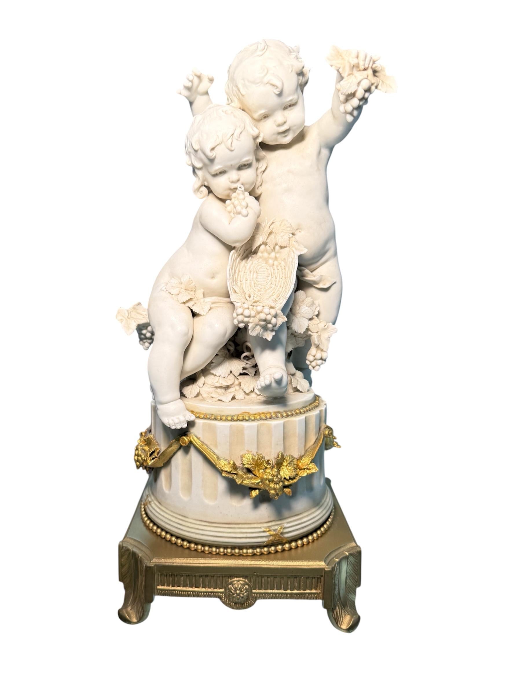 Porcellana Gruppo tedesco in porcellana di una coppia di cherubini che raccolgono l'uva in vendita