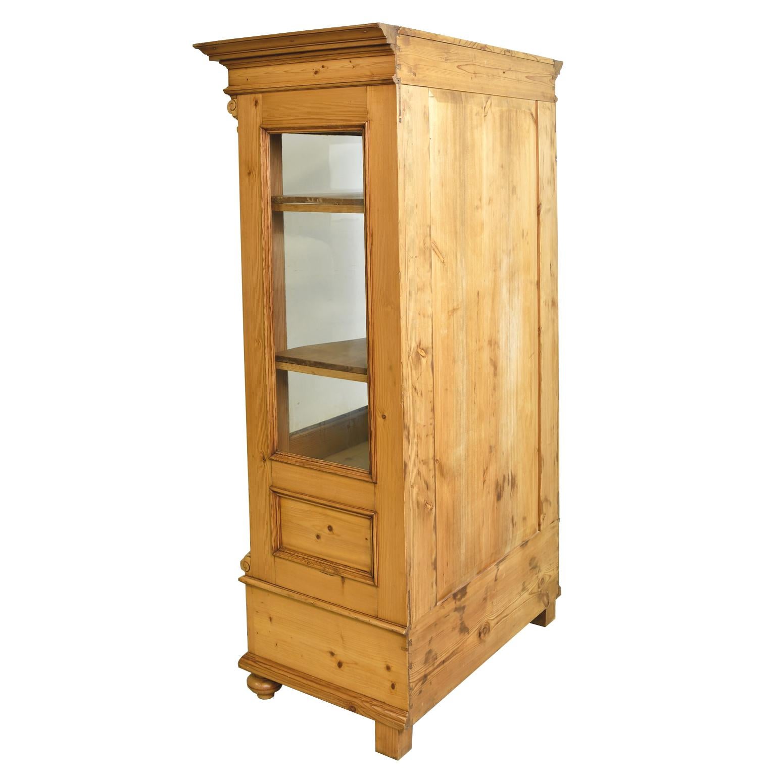German Grunderzeit Glass Cupboard/ Bookcase in Pine, circa 1880 In Good Condition In Miami, FL
