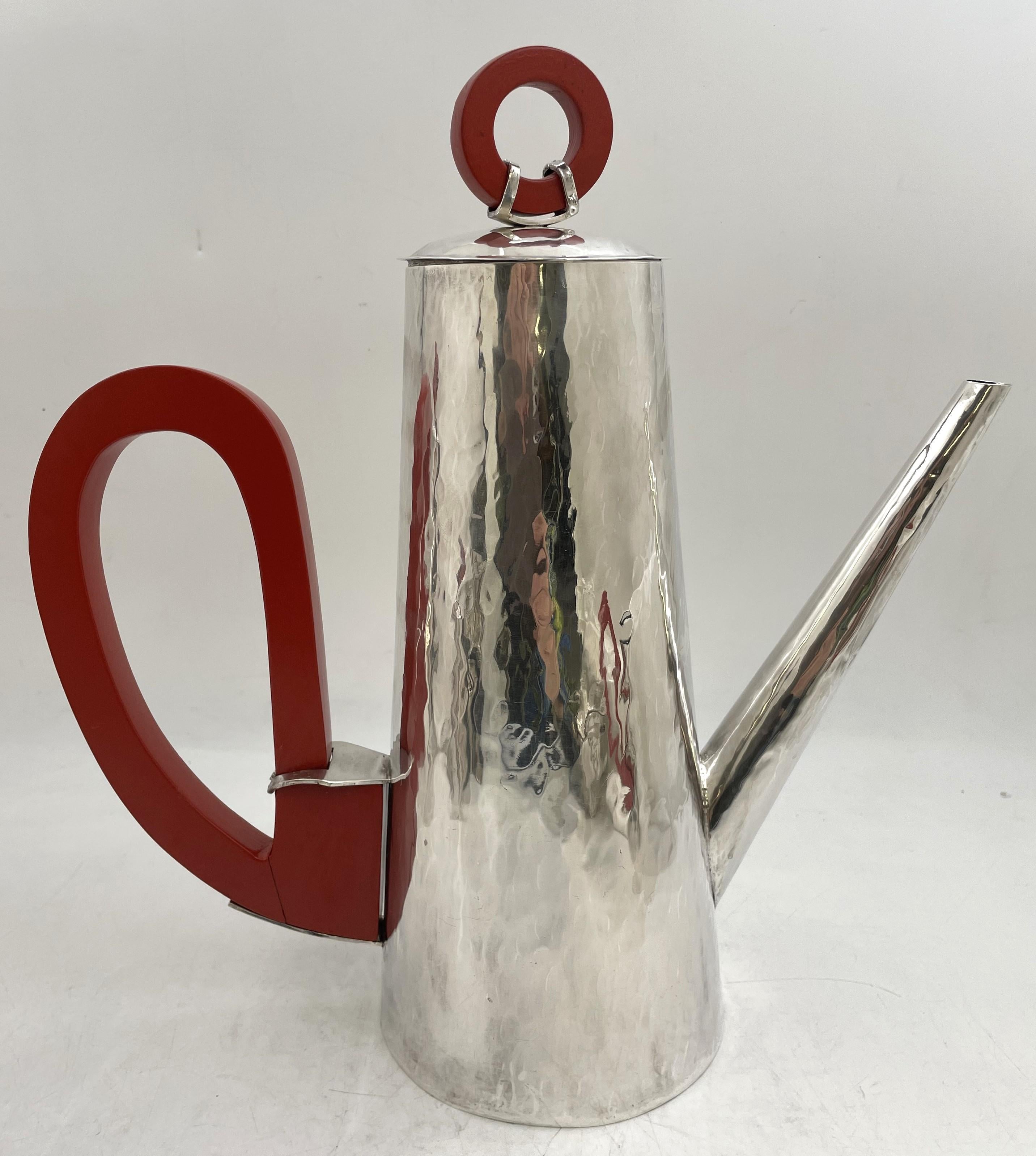 Servizio da tè e caffè tedesco in argento, 4 pezzi, splendidamente martellato a mano, con manici in legno, risalente agli inizi del XX secolo e in stile Bauhaus, composto da:

una caffettiera che misura 12 3/4'' di altezza per 11 3/4'' dal manico al