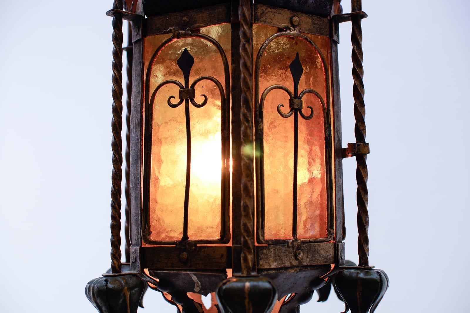 Deutsche Historicism-Lampe aus geschmiedetem Stahl und farbigem Glas, Deutschland, 1890er Jahre 6