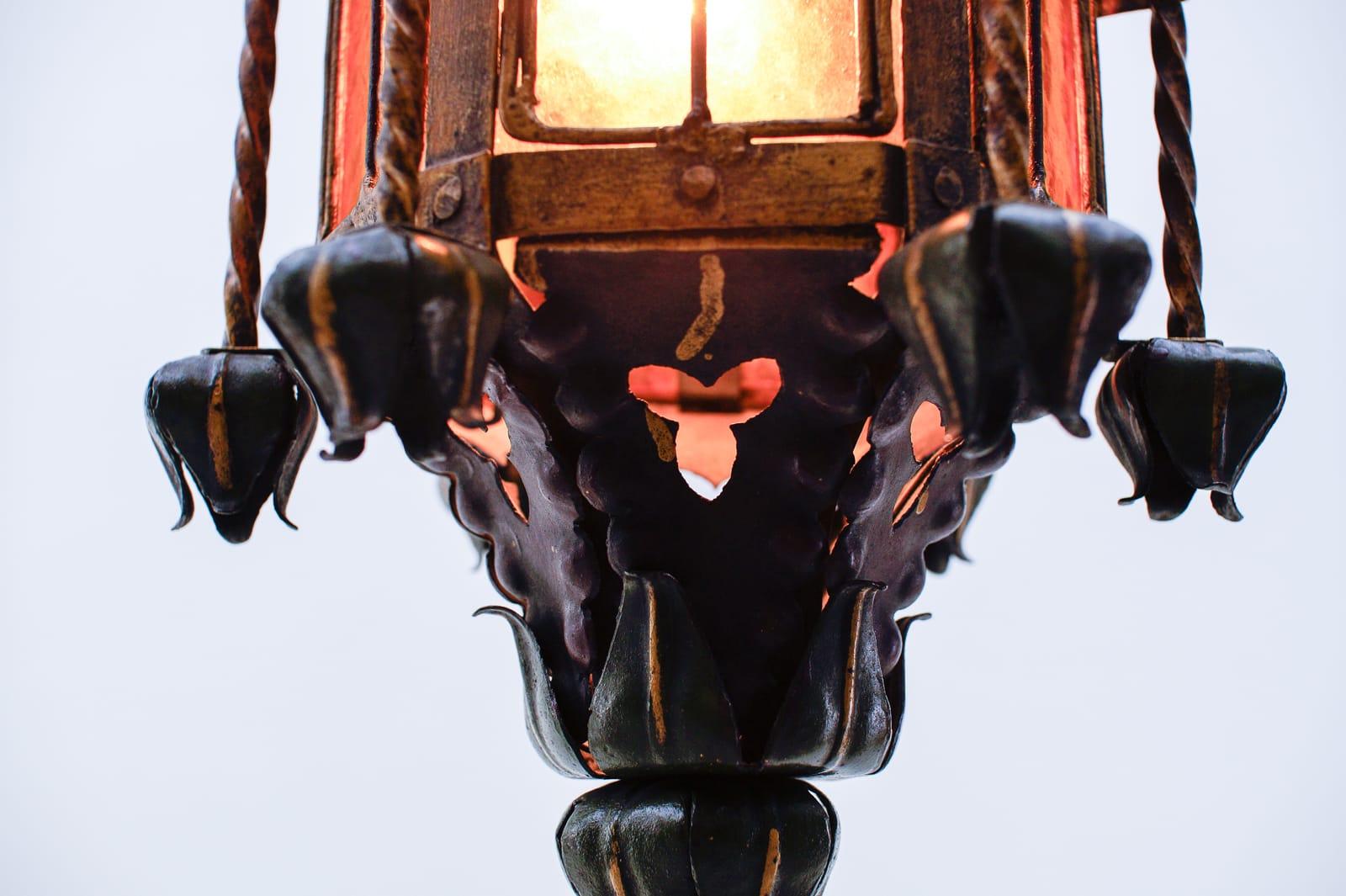 Deutsche Historicism-Lampe aus geschmiedetem Stahl und farbigem Glas, Deutschland, 1890er Jahre 7