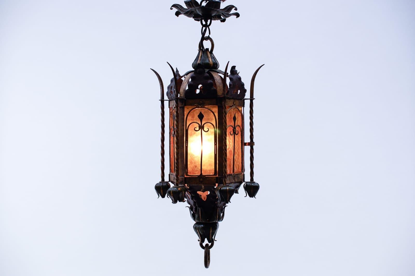 Eine wunderschöne handgefertigte Lampe aus der Zeit des Historismus um 1890. 

Eine sehr schöne und dekorative Lampe.

Vollständig funktionsfähig.

Mit einer E27-Fassung. Funktioniert mit 220V und 110V.

Die Verkabelung ist für alle Länder geeignet.