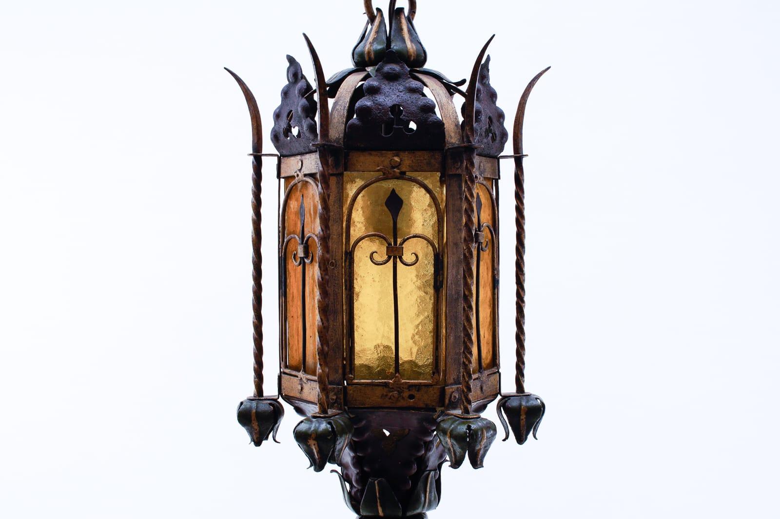Deutsche Historicism-Lampe aus geschmiedetem Stahl und farbigem Glas, Deutschland, 1890er Jahre (Moderne der Mitte des Jahrhunderts)