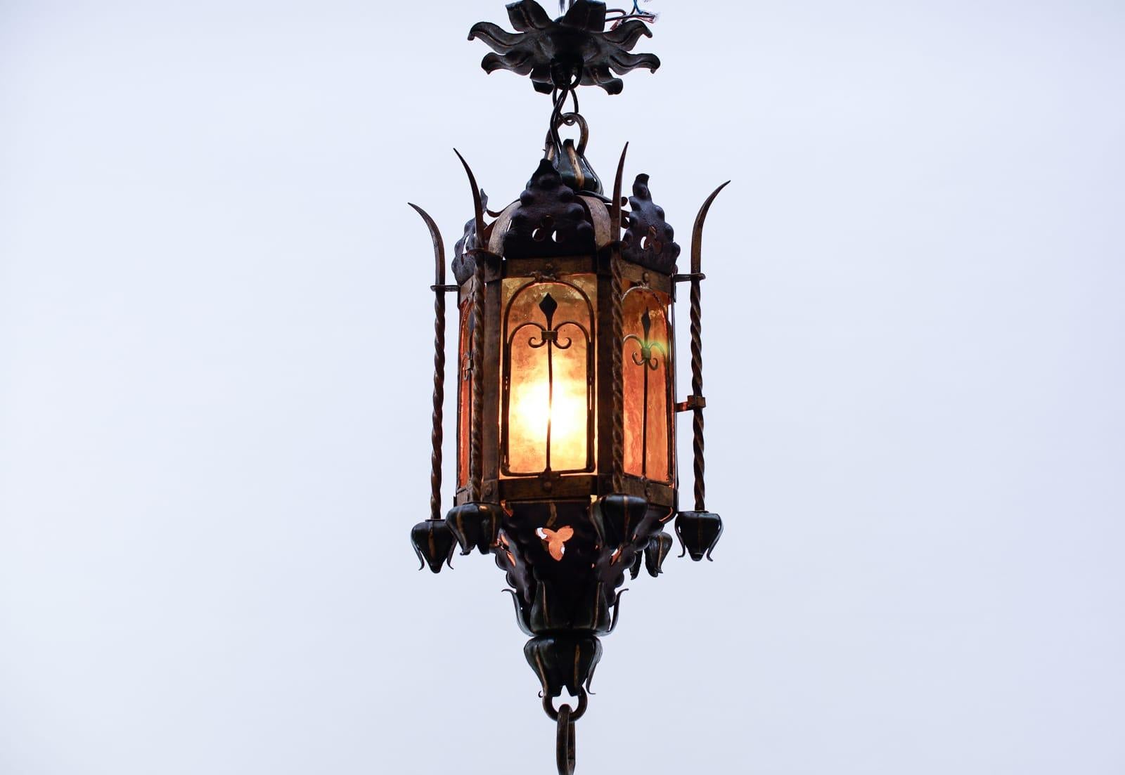 Deutsche Historicism-Lampe aus geschmiedetem Stahl und farbigem Glas, Deutschland, 1890er Jahre im Zustand „Gut“ in Nürnberg, Bayern