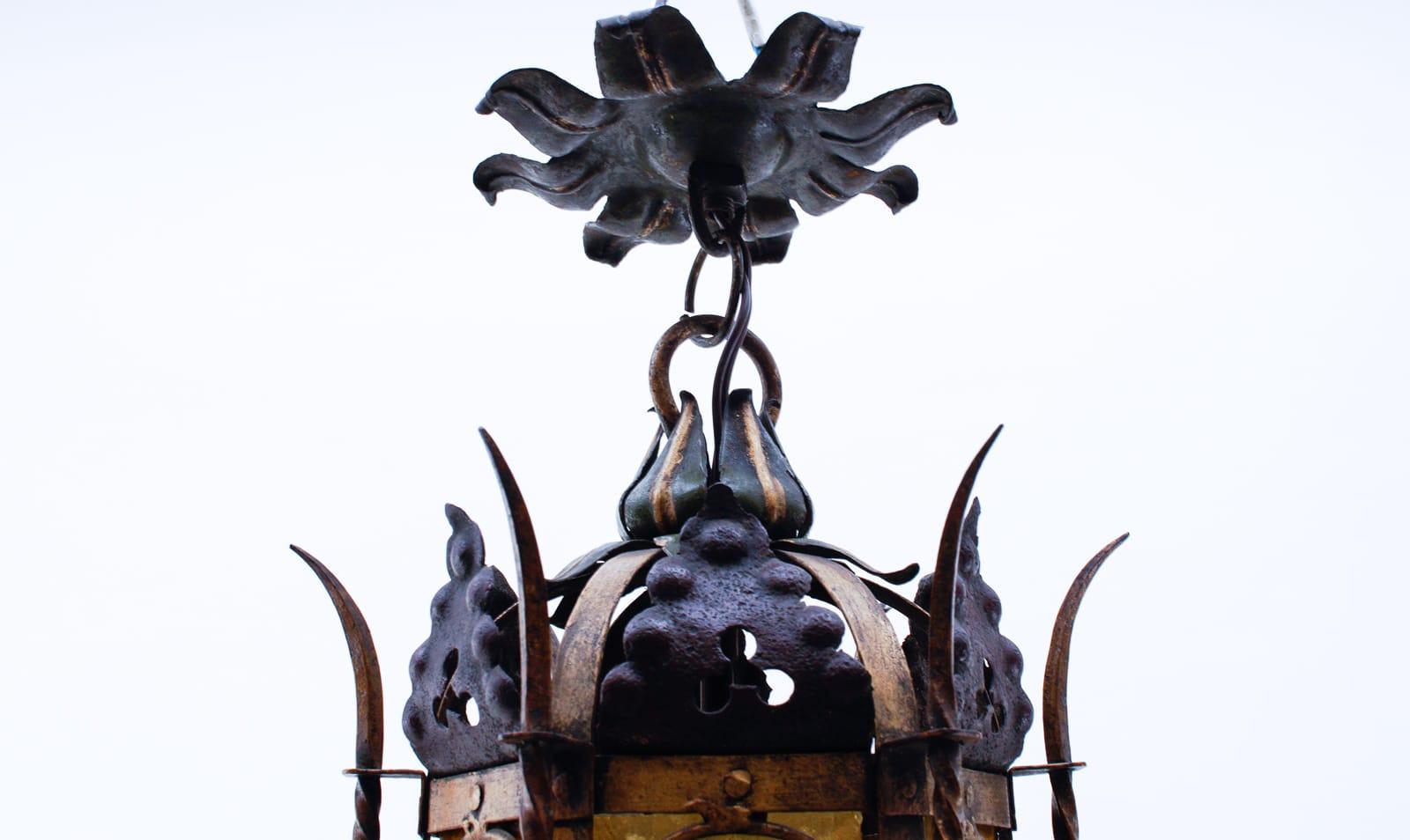 Deutsche Historicism-Lampe aus geschmiedetem Stahl und farbigem Glas, Deutschland, 1890er Jahre (Spätes 19. Jahrhundert)