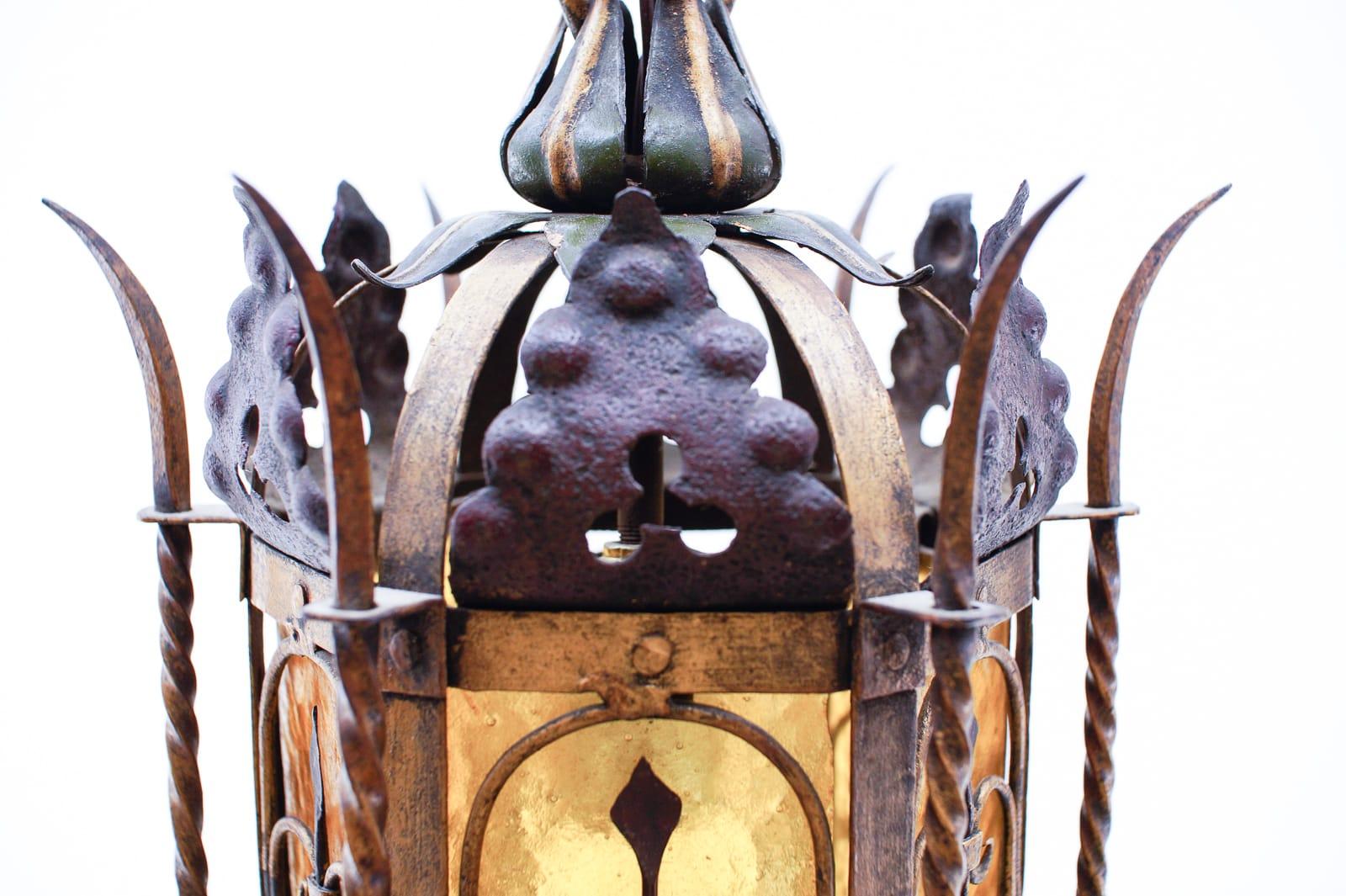 Deutsche Historicism-Lampe aus geschmiedetem Stahl und farbigem Glas, Deutschland, 1890er Jahre 1