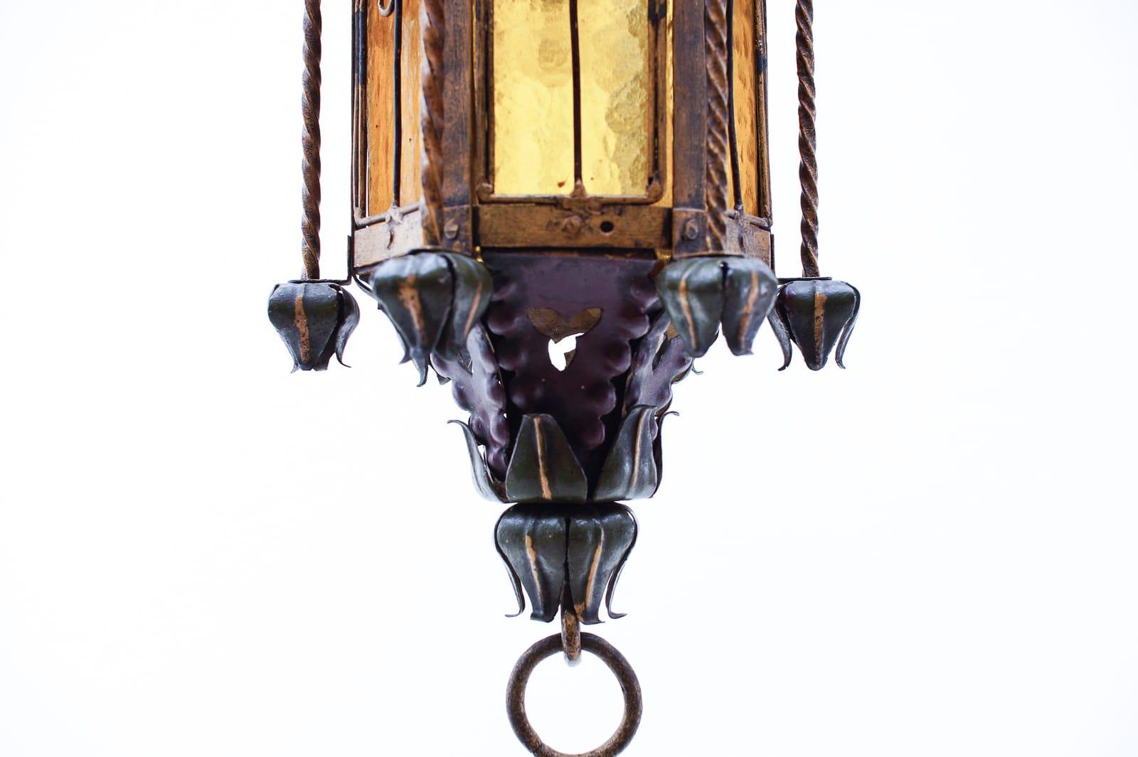 Deutsche Historicism-Lampe aus geschmiedetem Stahl und farbigem Glas, Deutschland, 1890er Jahre 2