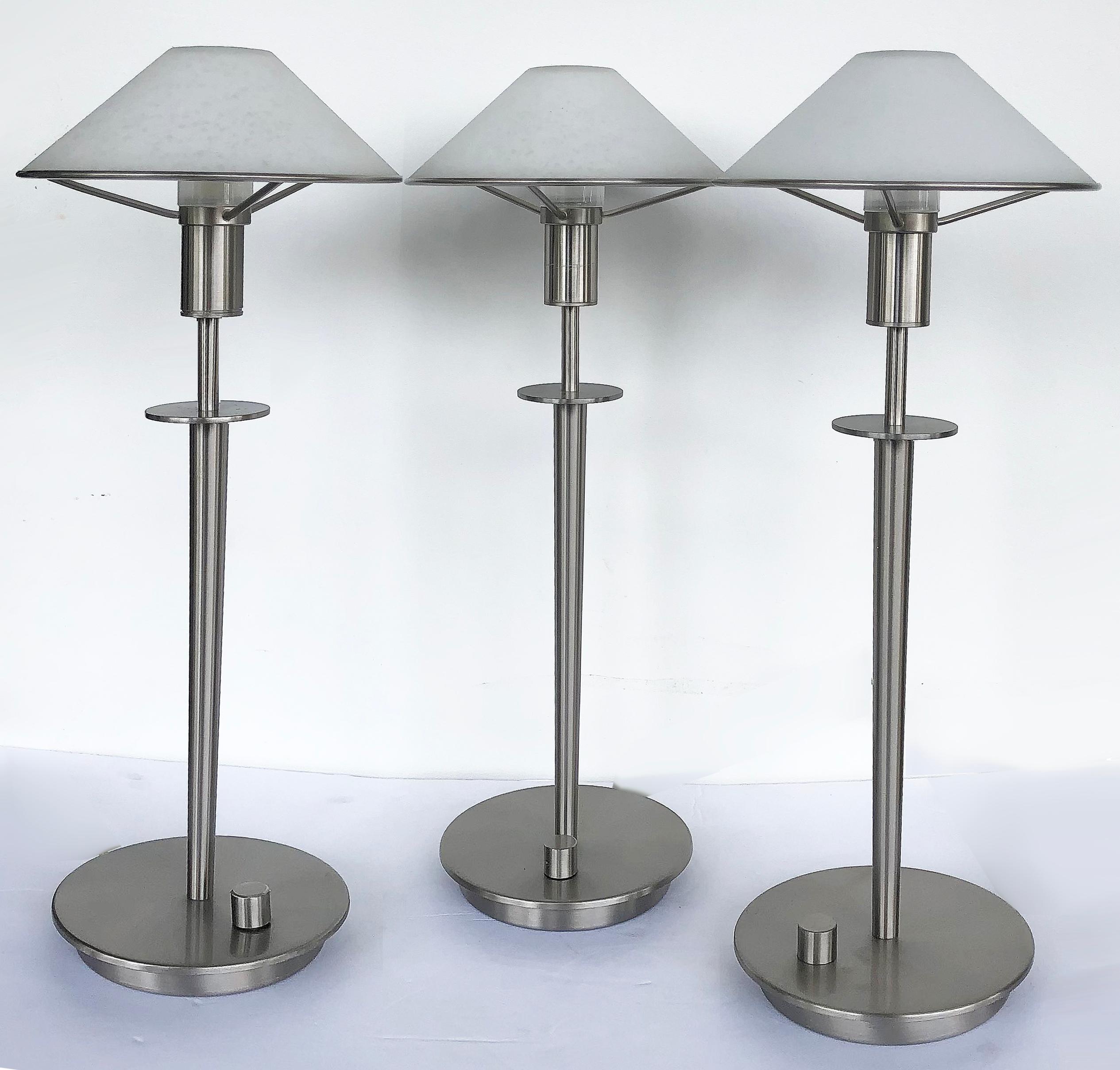 German Holtkoetter Leuchten nickel / glass desk lamp

Offered is a distinctive desk lamp that features a satin nickel finish over solid brass with mottled alabaster white glass shades. The included Osram bulb offers ample output while the full