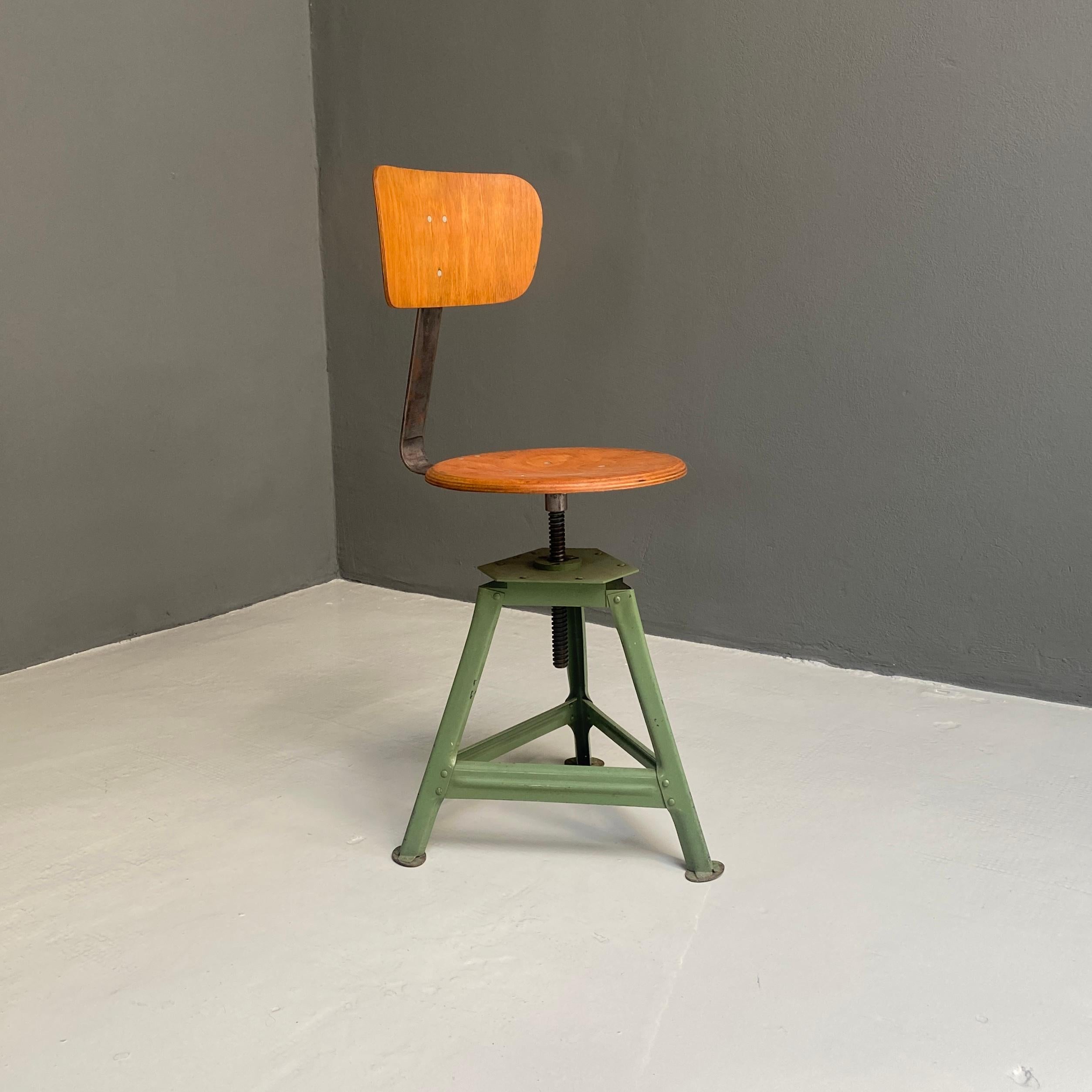 German Industrial Wood and Metal Adjustable Chair, 1930s In Good Condition In MIlano, IT