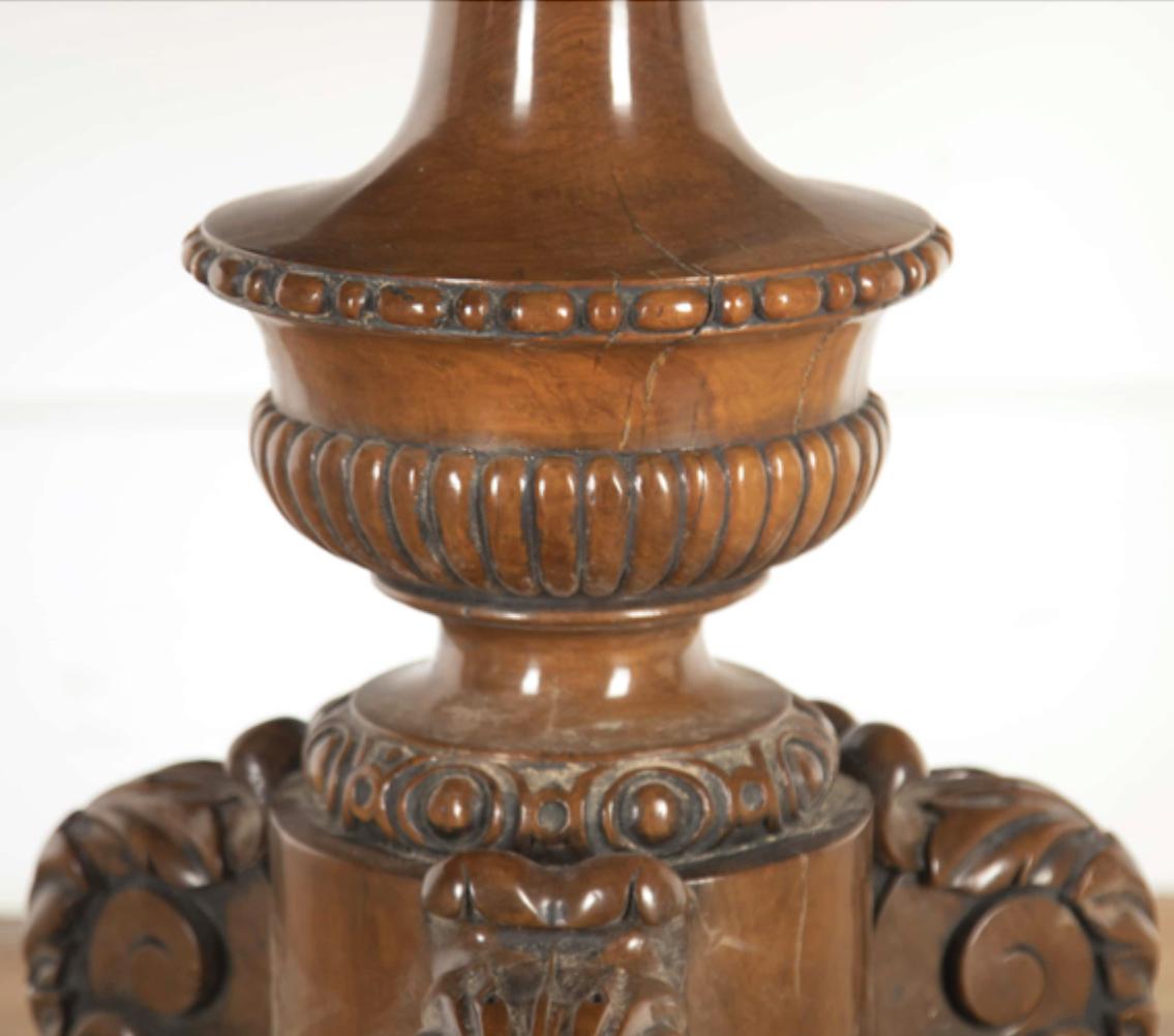 Dieser aus dem 19. Jahrhundert stammende Tisch mit Intarsien aus deutschem Mahagoni besticht durch sein zeitloses Design und seine aufwendige Handwerkskunst. Seine runde Form, das reiche Mahagoniholz und die fesselnden Intarsienmotive machen ihn zu