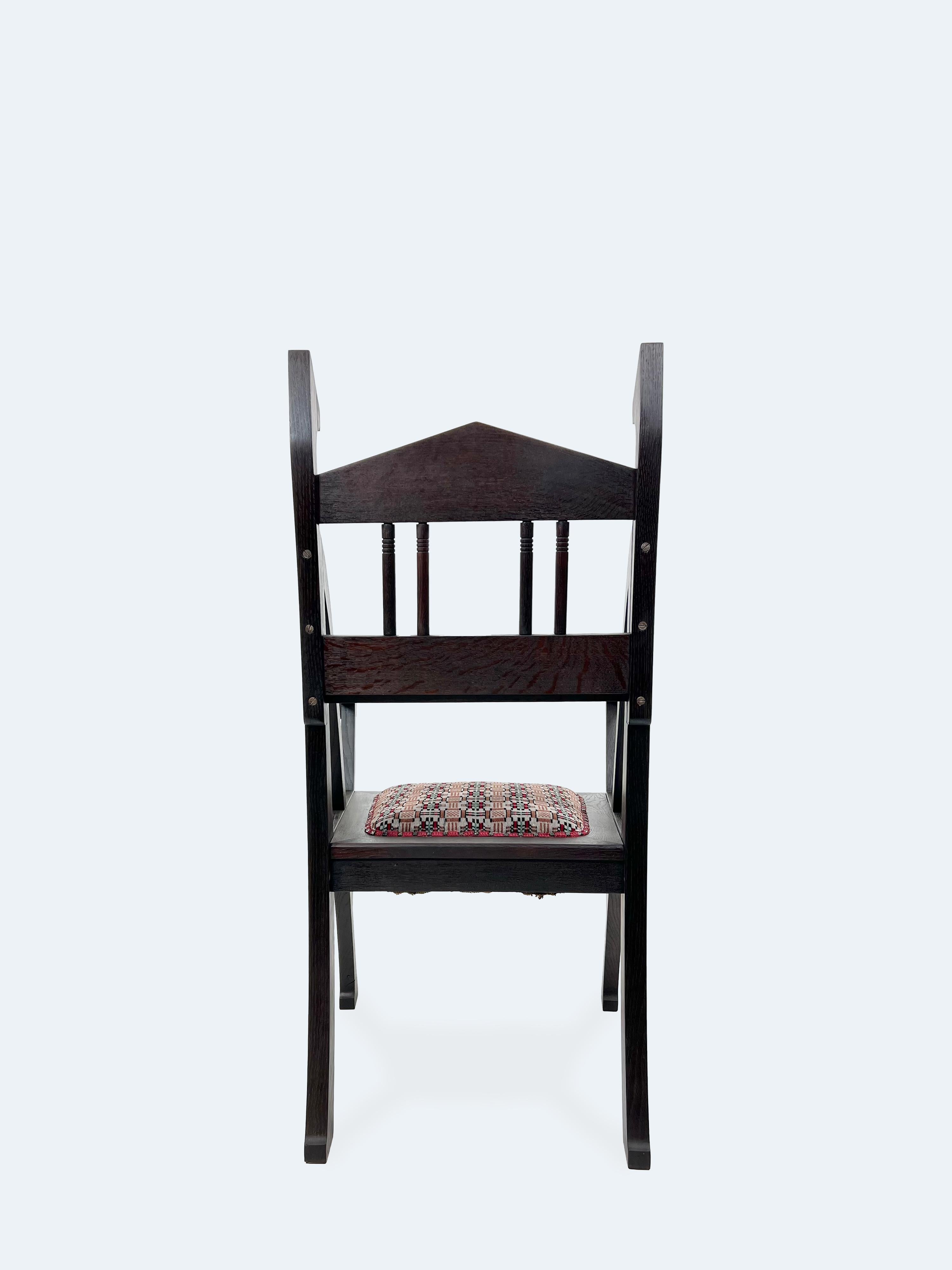 Ce fauteuil, qui date du début du 20e siècle, capture l'esprit du Jugendstil allemand avec une clarté saisissante. Son design reflète l'élégance avant-gardiste de l'époque, où le mobilier n'était pas seulement fonctionnel, mais aussi l'expression