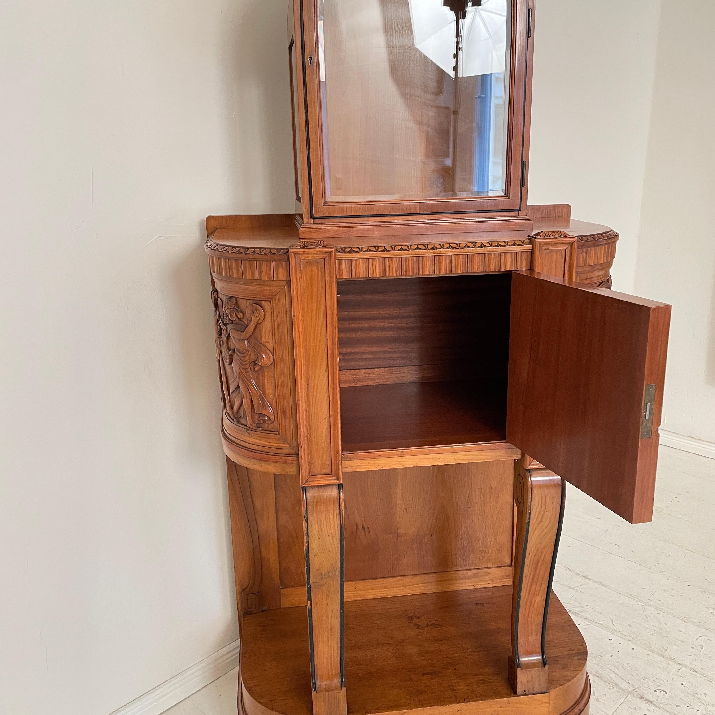German Jugendstil Cabinet in Carved Cherry-Wood and Glass, Otto Gussmann, 1905 For Sale 7