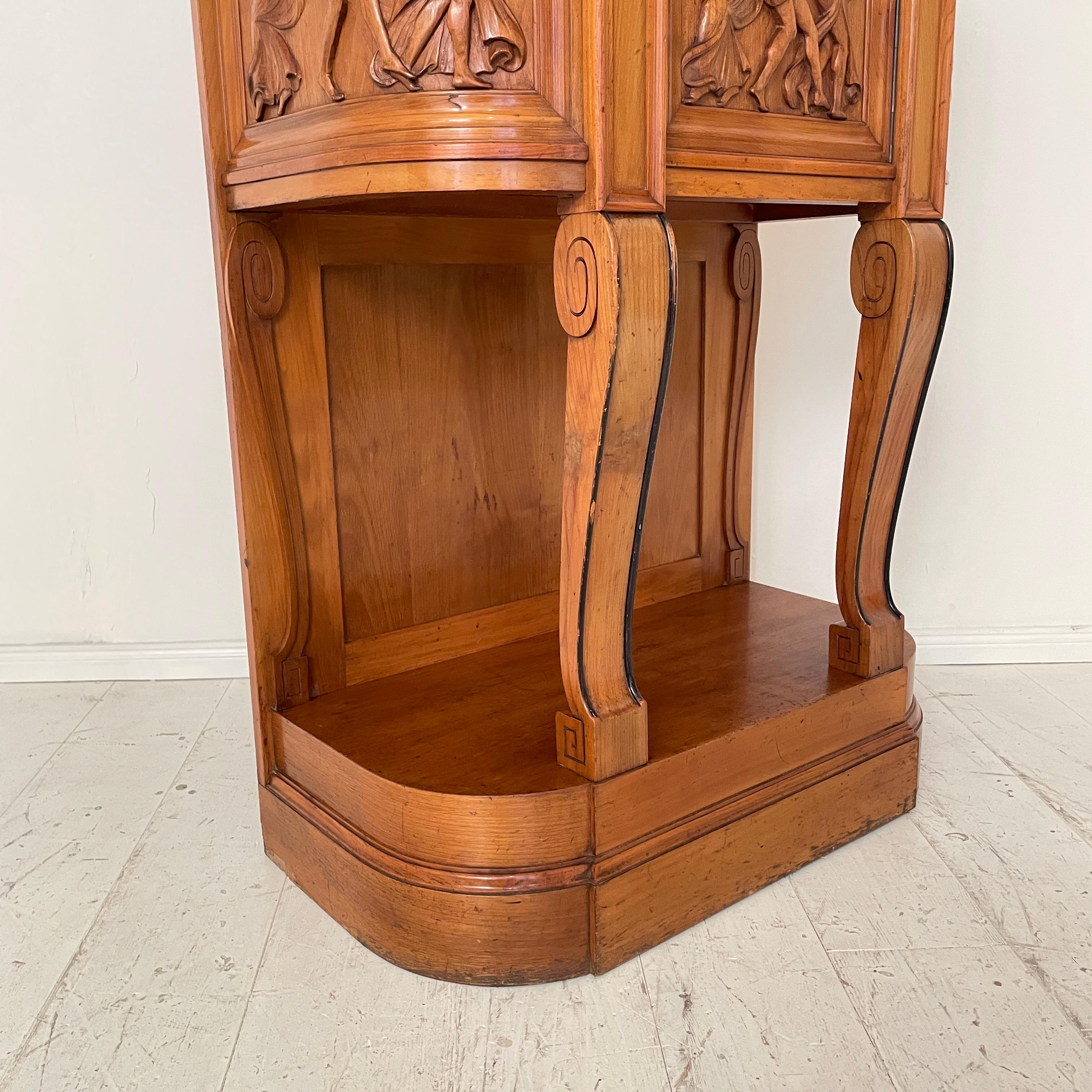 German Jugendstil Cabinet in Carved Cherry-Wood and Glass, Otto Gussmann, 1905 For Sale 11