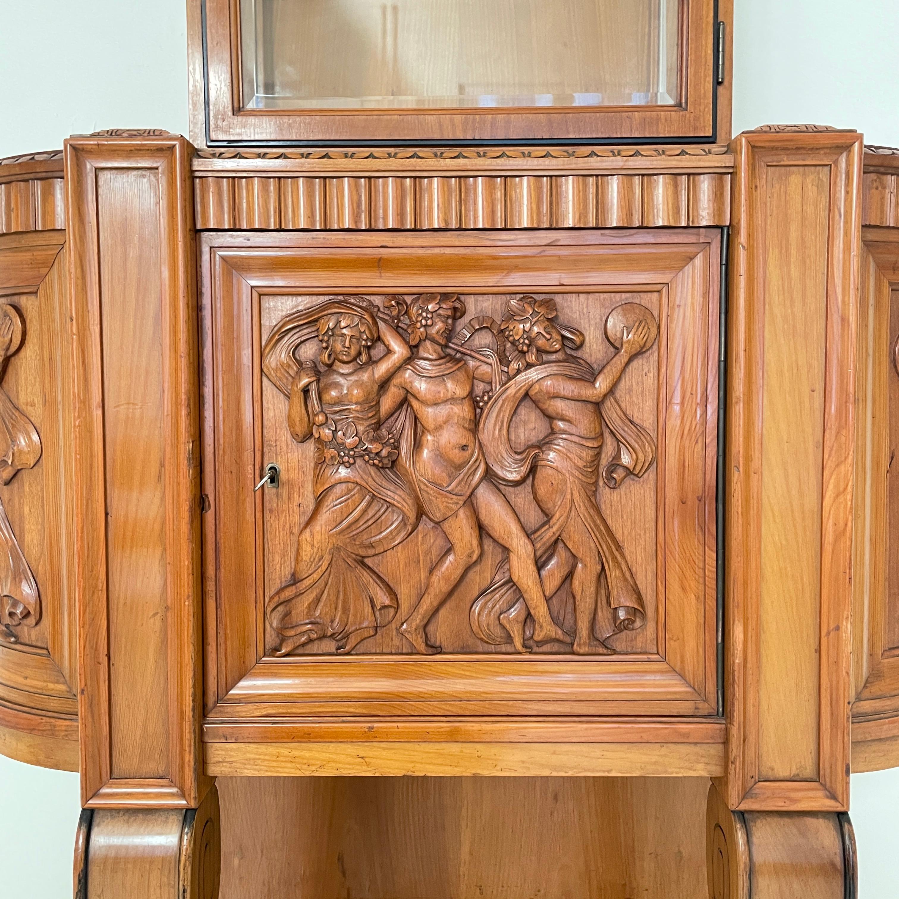 Hand-Crafted German Jugendstil Cabinet in Carved Cherry-Wood and Glass, Otto Gussmann, 1905 For Sale