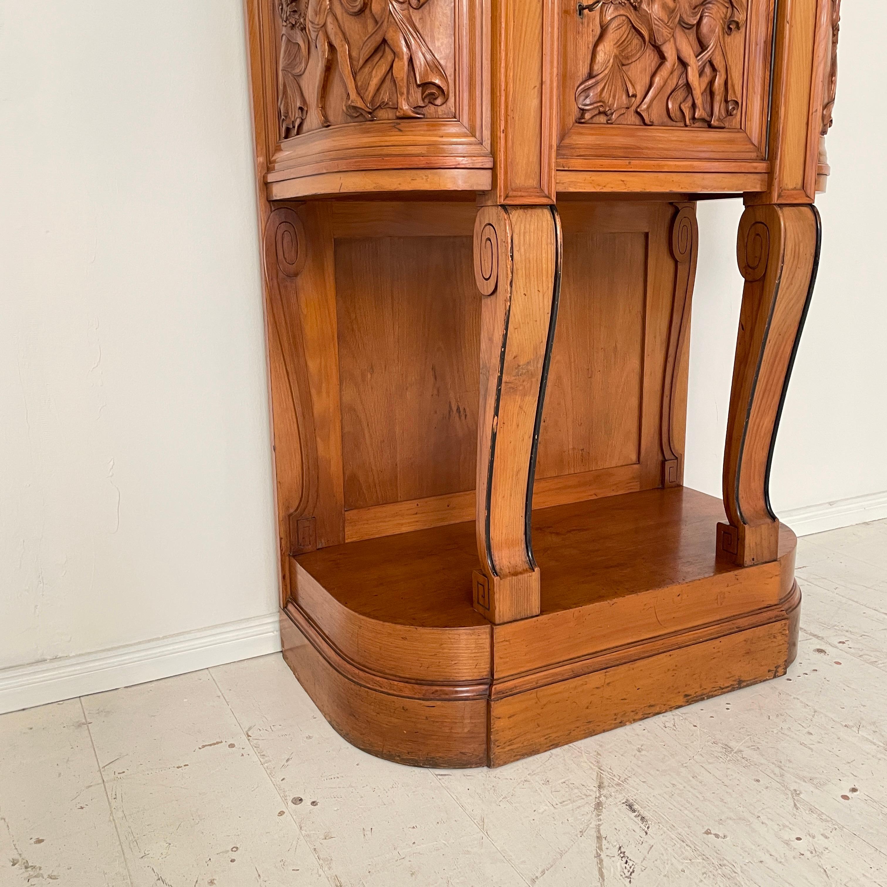 German Jugendstil Cabinet in Carved Cherry-Wood and Glass, Otto Gussmann, 1905 For Sale 1