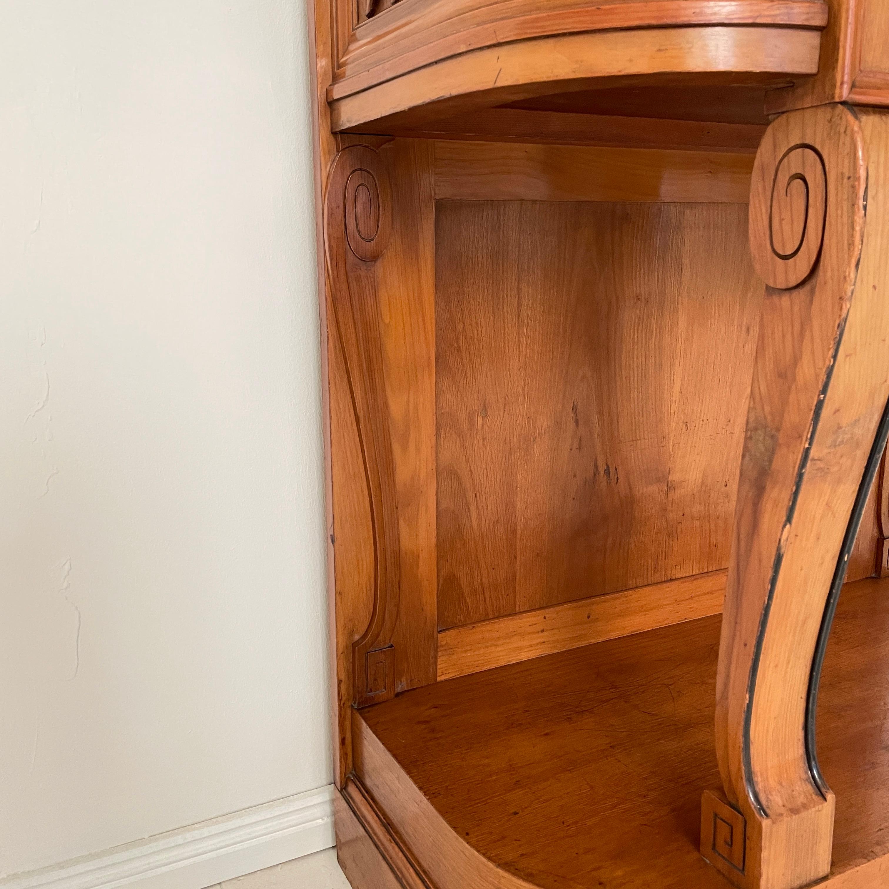 German Jugendstil Cabinet in Carved Cherry-Wood and Glass, Otto Gussmann, 1905 For Sale 2