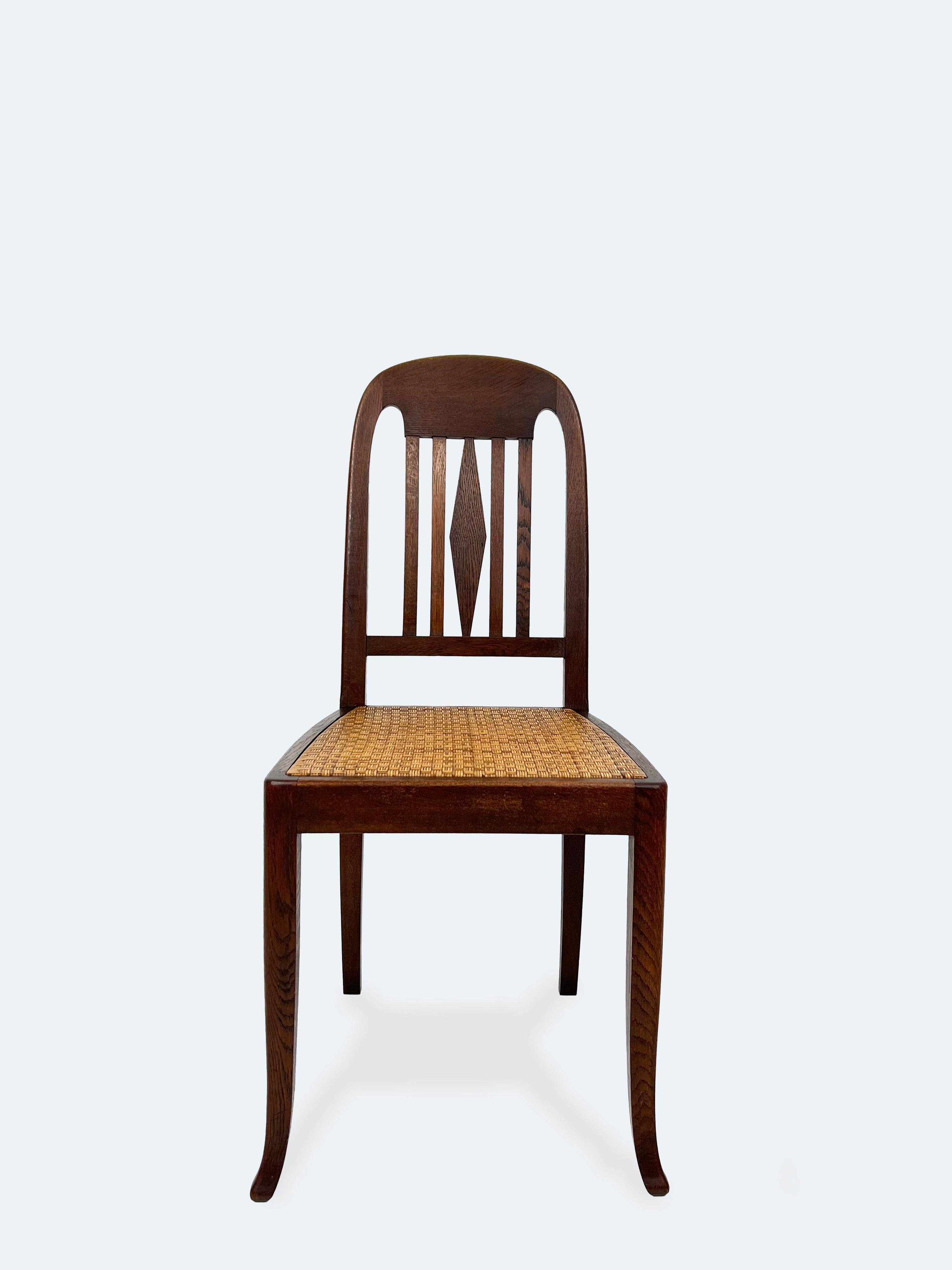 Dieser schlanke Jugendstilstuhl aus der Zeit um 1905 spiegelt die raffinierte Formensprache des frühen 20. Jahrhunderts mit eleganter Zurückhaltung wider. Seine Form erinnert an die Arbeit des deutschen Architekten und Designers Bruno Paul, der in
