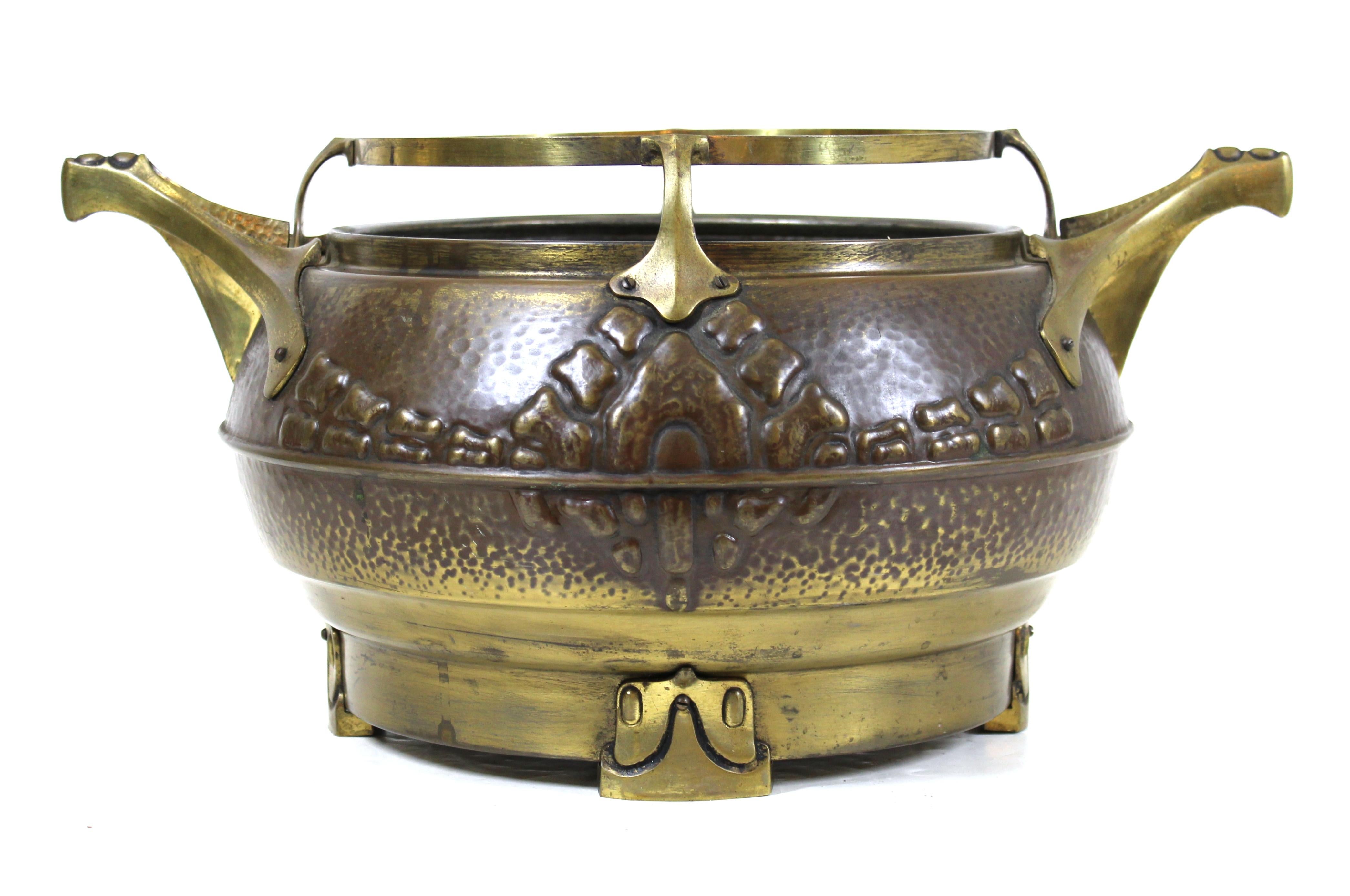 German Jugendstil jardinière planter with reptilian design motif in repousse brass with bronze handles, made in the 1900s. In remarkable antique condition with age-appropriate wear.