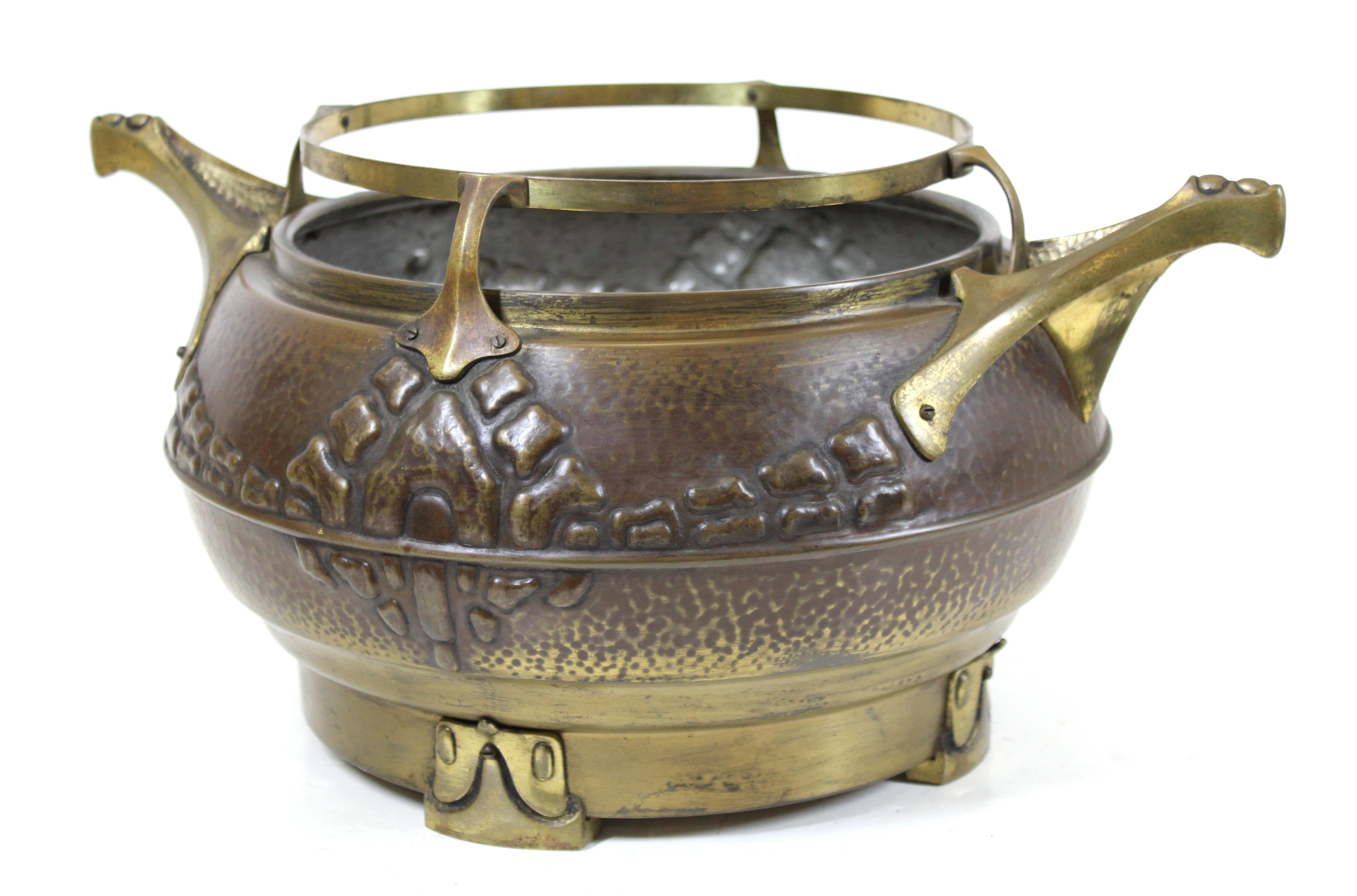 German Jugendstil Jardinière Planter in Repousse Brass & Bronze In Good Condition For Sale In New York, NY