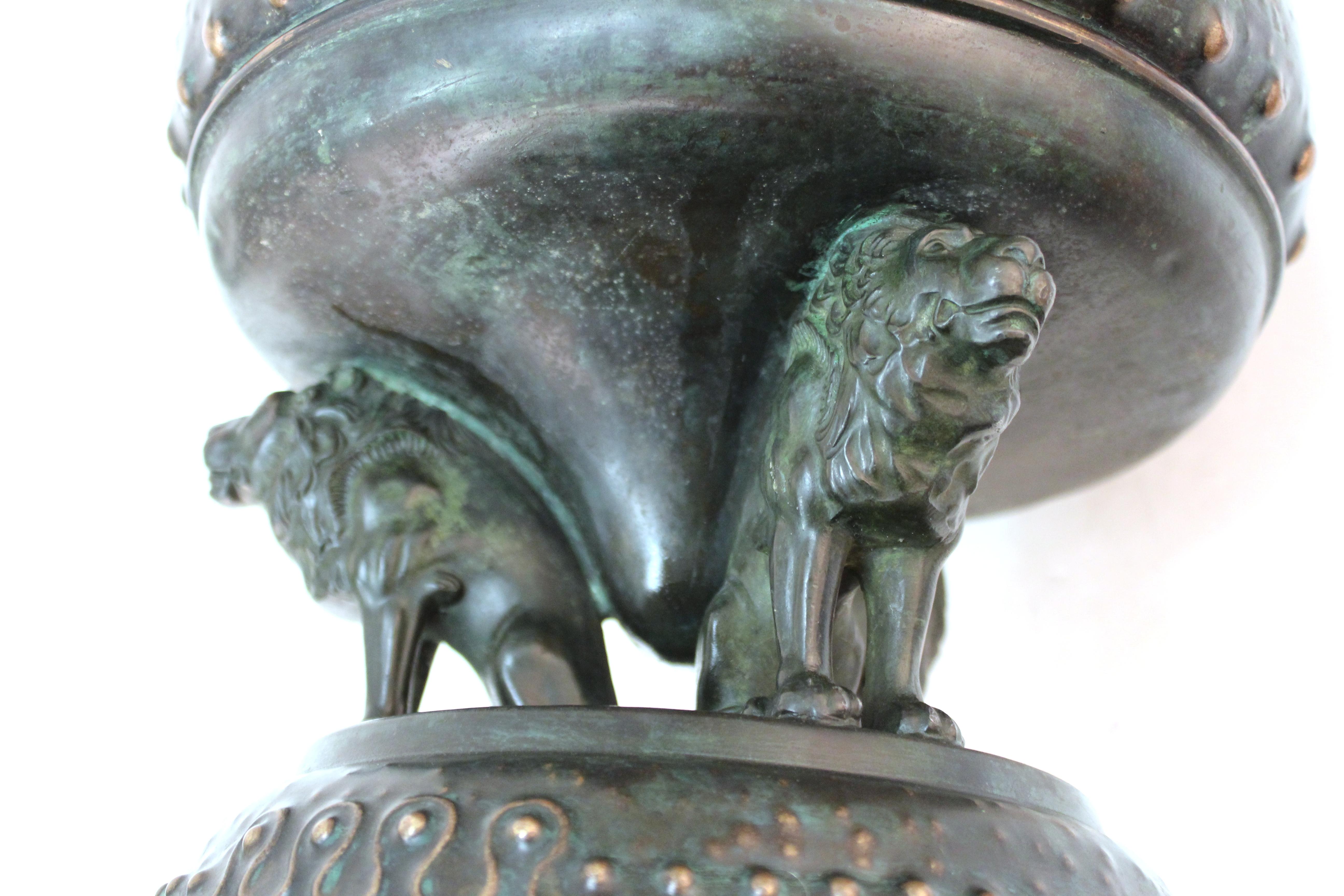 Deutsche Monumentale Vase im Jugendstil des deutschen Jugendstils mit afrikanischem Motiv von Ibexskulpturen und Löwen im Angebot 9