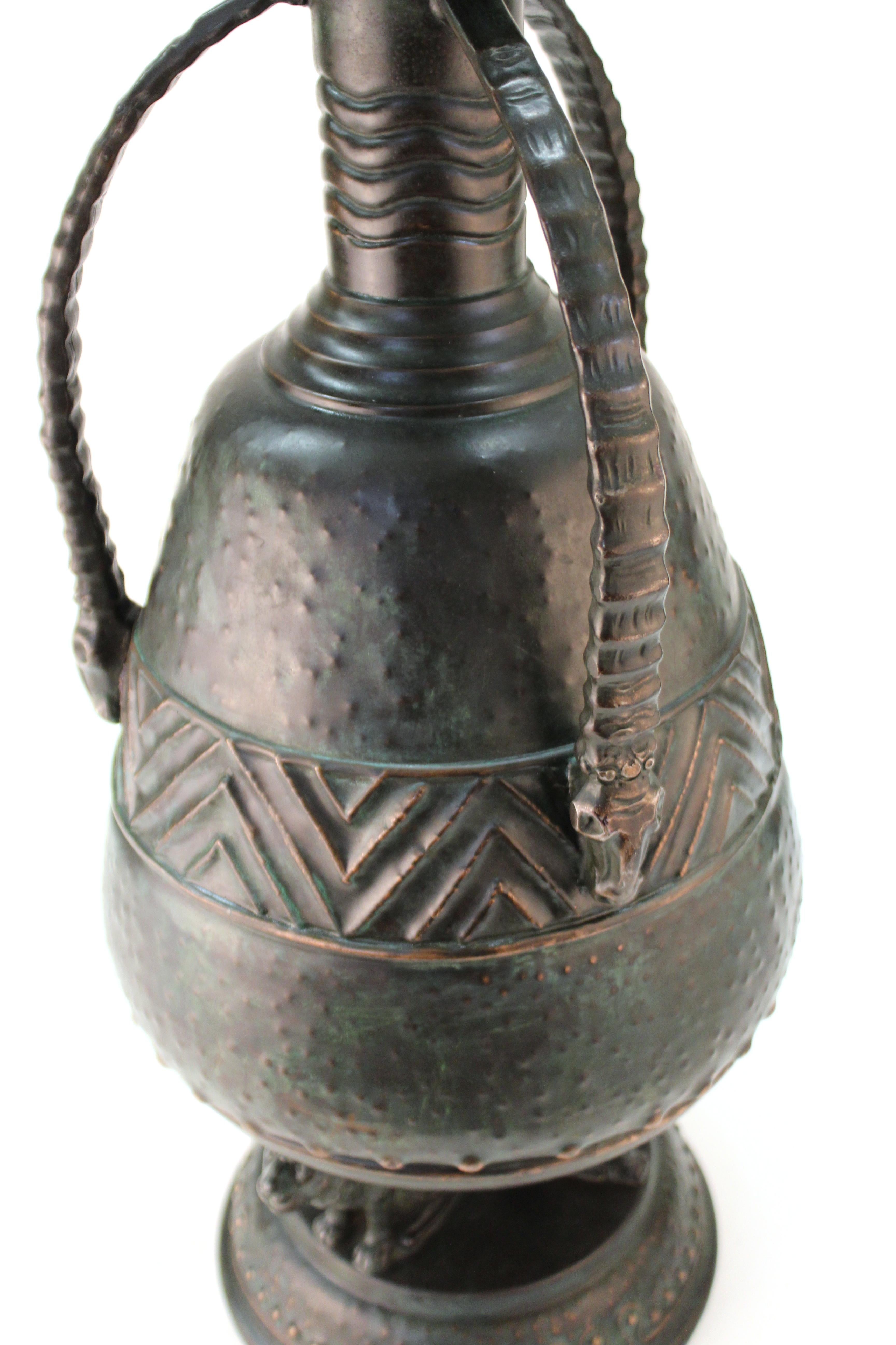 Deutsche Monumentale Vase im Jugendstil des deutschen Jugendstils mit afrikanischem Motiv von Ibexskulpturen und Löwen im Angebot 10
