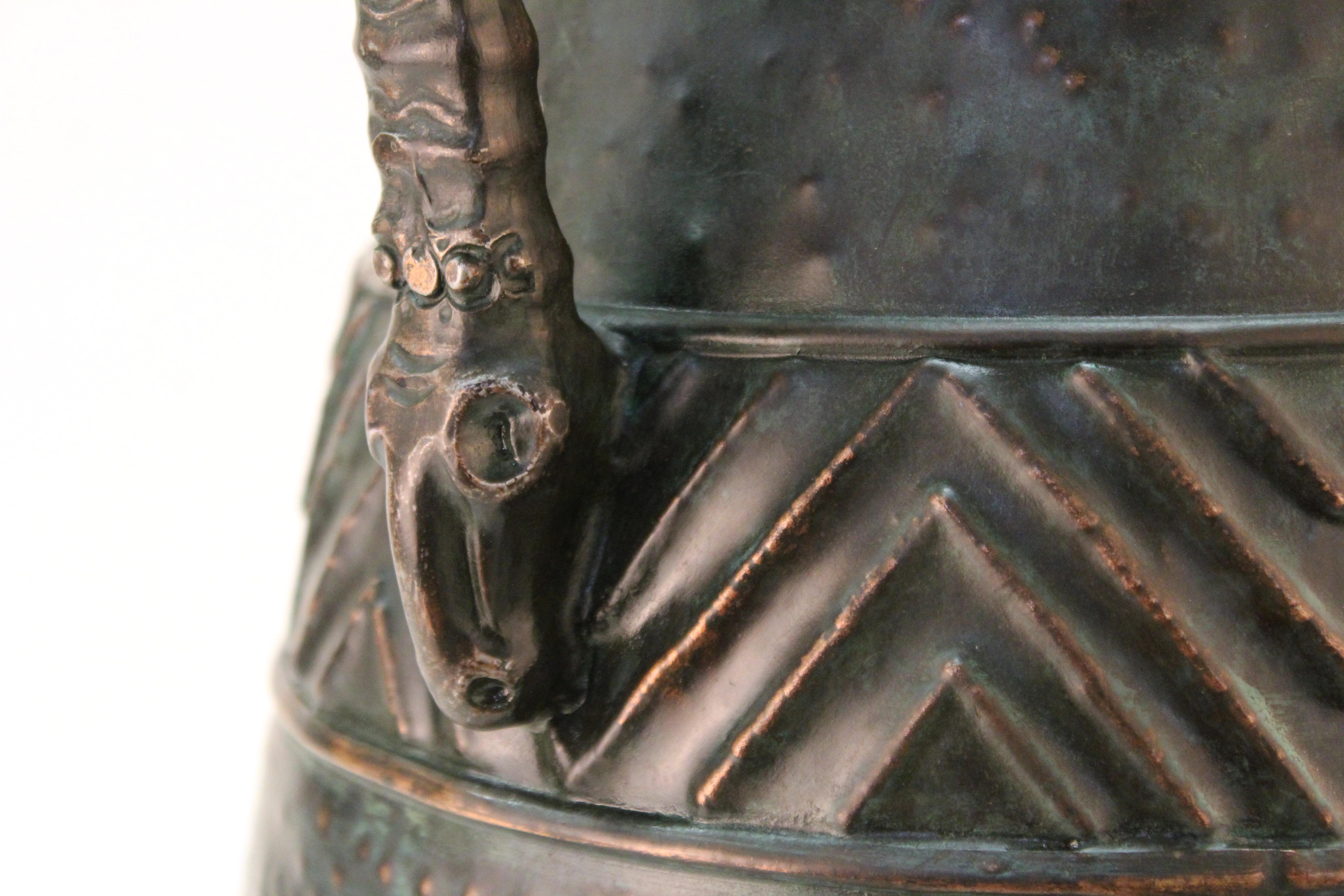 Deutsche Monumentale Vase im Jugendstil des deutschen Jugendstils mit afrikanischem Motiv von Ibexskulpturen und Löwen im Angebot 12