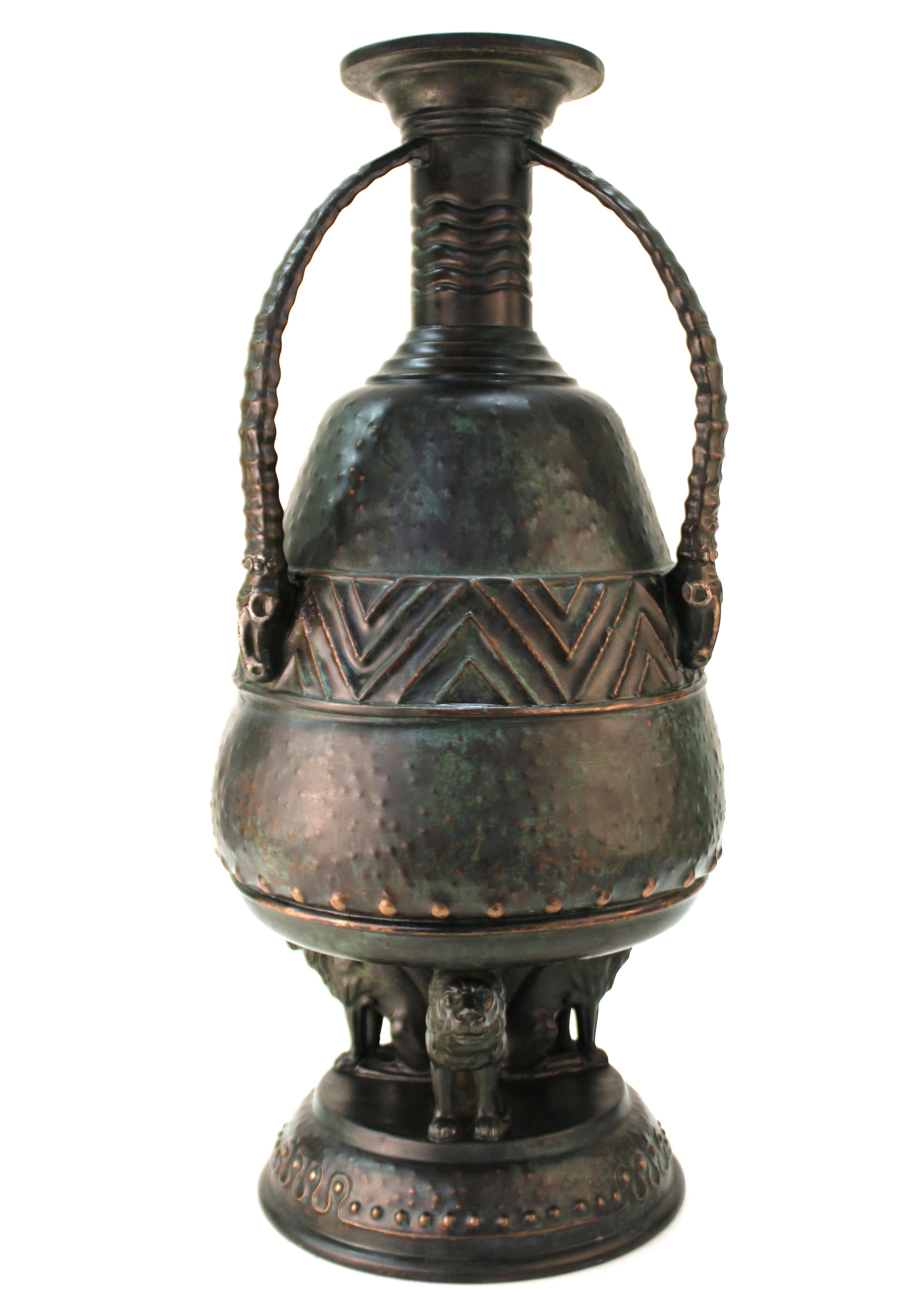 Deutsche Monumentale Vase im Jugendstil des deutschen Jugendstils mit afrikanischem Motiv von Ibexskulpturen und Löwen (Gegossen) im Angebot