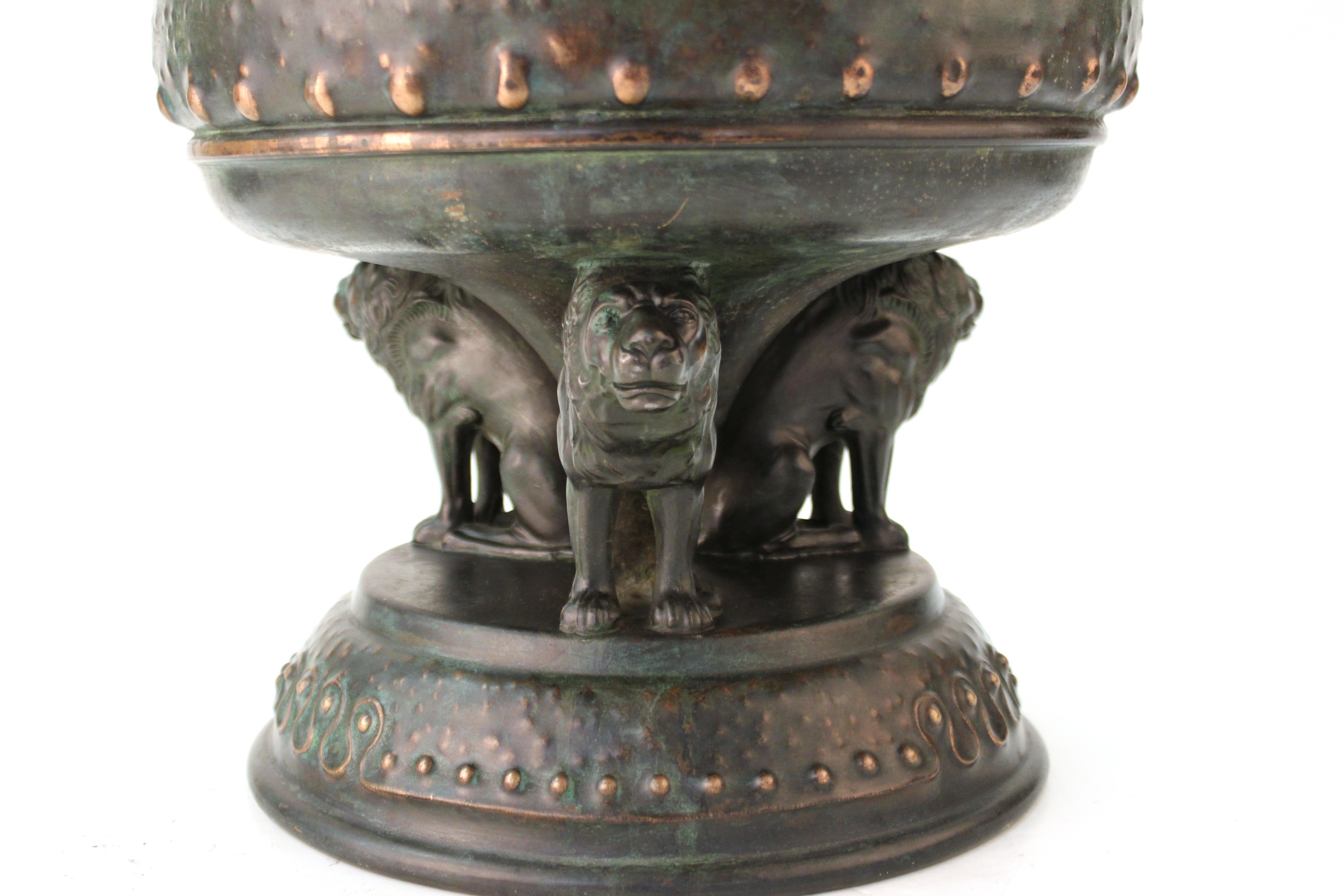 Deutsche Monumentale Vase im Jugendstil des deutschen Jugendstils mit afrikanischem Motiv von Ibexskulpturen und Löwen (Frühes 20. Jahrhundert) im Angebot